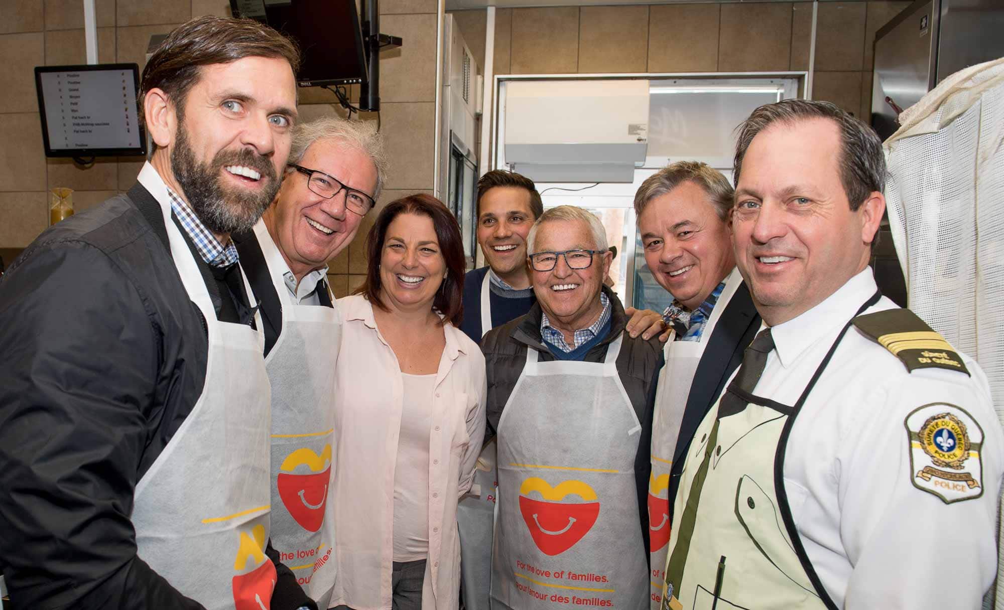 Éric Desjardins, ancien joueur des Canadiens de Montréal, Jacques Gariépy, maire de Saint-Sauveur, Roxane Perreault, copropriétaire des McDonald’s du Nord, Louis Jean et Michel Bergeron de TVA Sports, Michel Rochon, président de la Fondation médicale, et Sylvain Mainville de la Sûreté du Québec étaient à Saint-Sauveur.