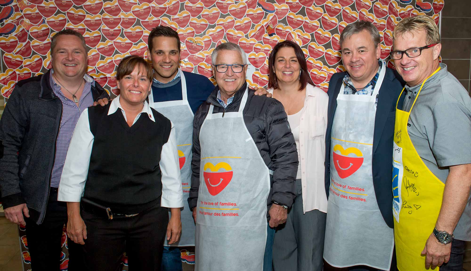 Guy Michaud, copropriétaire des McDonald's du Nord, Manon Parent, gérante du McDonald's de Sainte-Agathe-des-Monts, Louis Jean et Michel Bergeron de TVA Sports, Roxane Perreault, copropriétaire des McDonalds du Nord, Michel Rochon et Daniel Desjardins de la Fondation médicale à Sainte-Agathe-des-Monts.