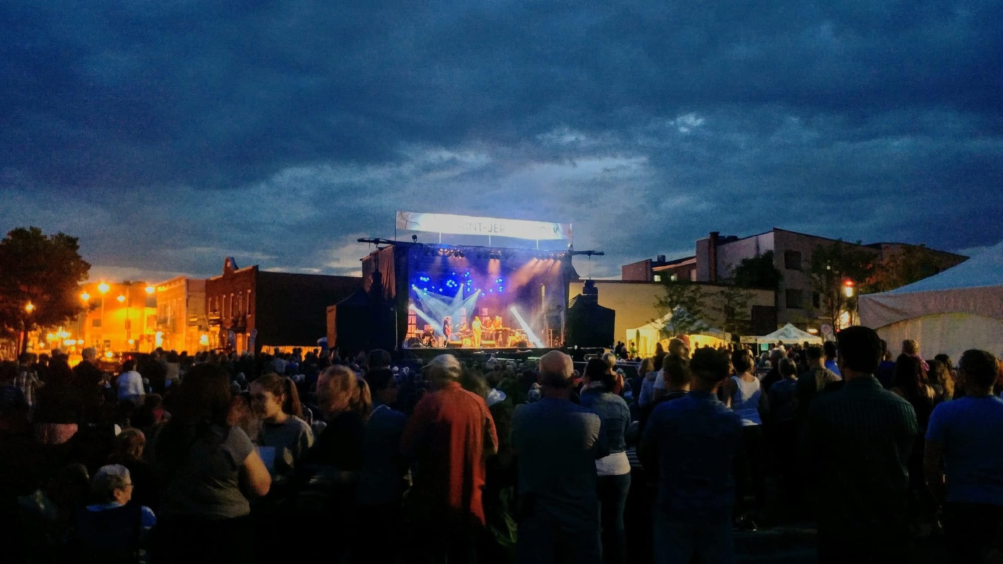 Malgré les nuages, il y avait foule pour Gabrielle Shonk et Bobby Bazini.