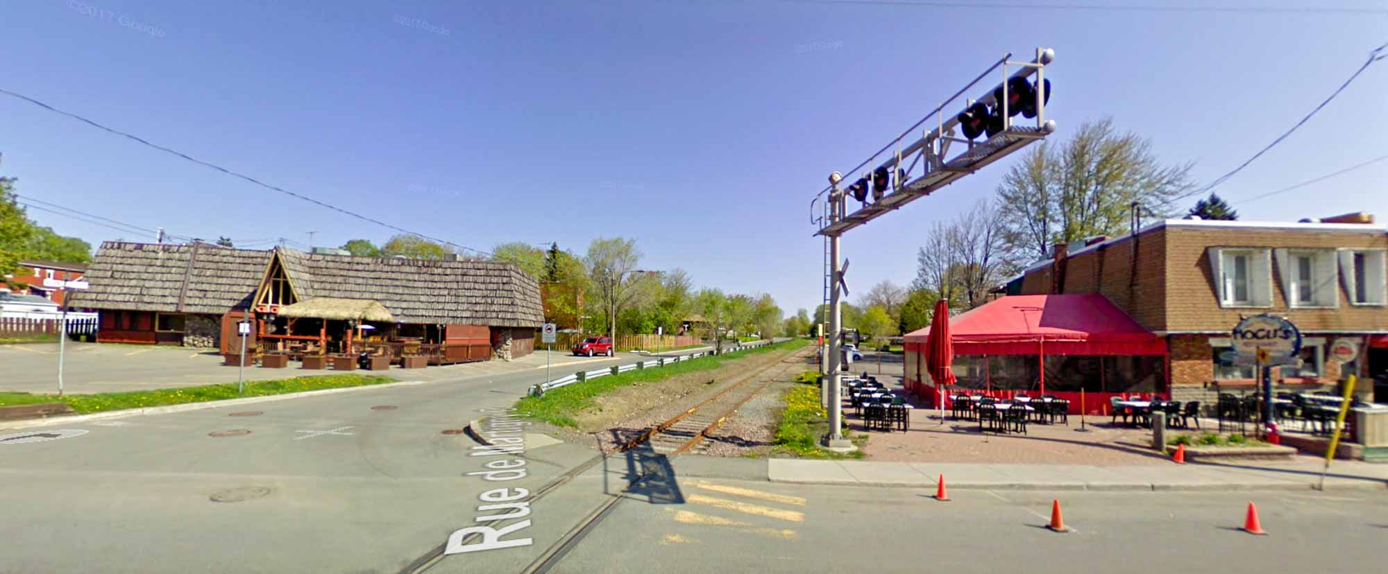 Il fut une époque, pas si lointaine, où il y avait des terrasses de chaque côté de la rue Marie-Victorin, comme ici en 2009. Bientôt, ce sont des bureaux de services financiers qui seront voisins.