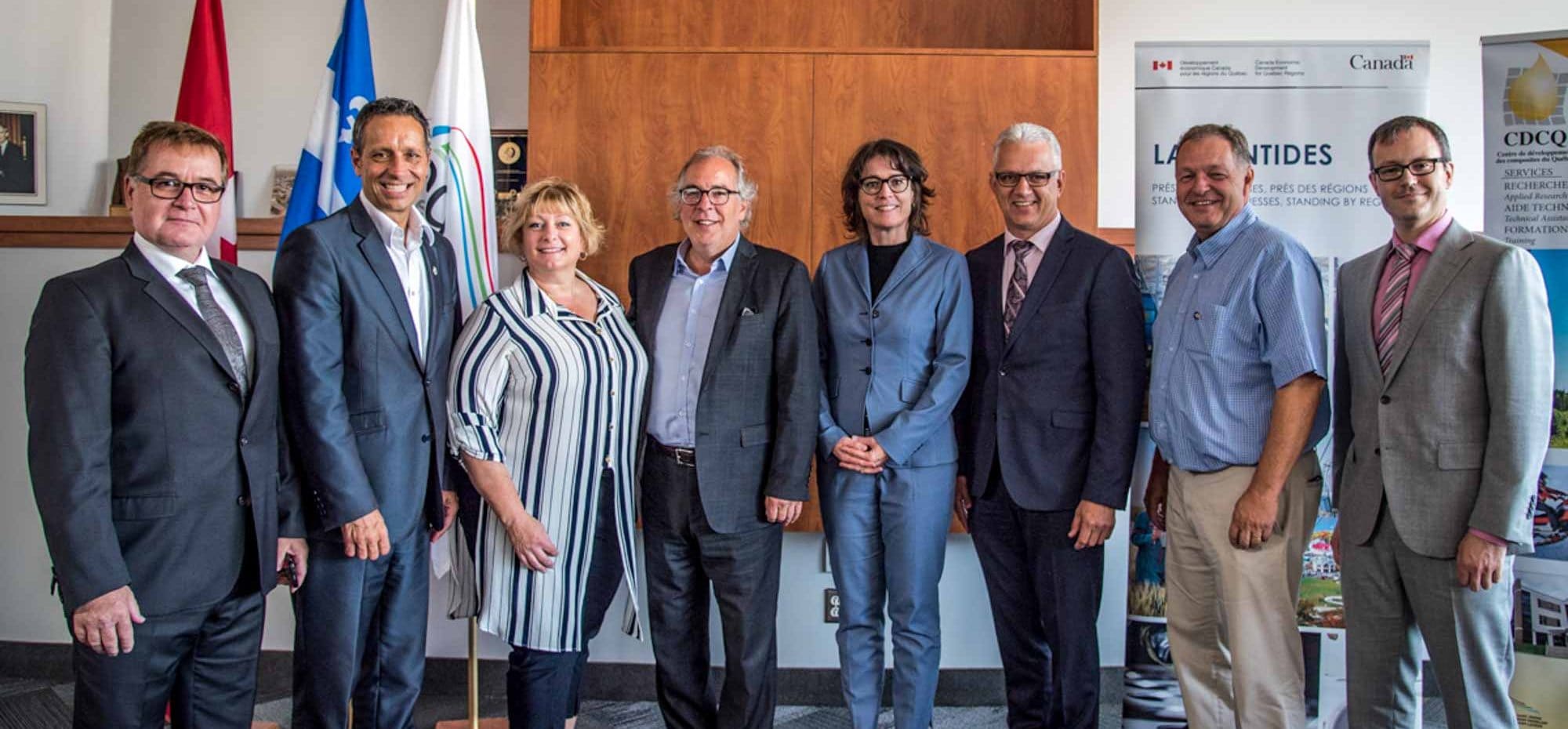 Sylvain Savage de Développement économique Canada, le maire de Saint-Jérôme Stéphane Maher, Janic Lauzon, directrice du CDCQ, le député de Rivière-du-Nord Rhéal Fortin, la directrice générale du Cégep de Saint-Jérôme Nadine Le Gal, le député d’Argenteuil–La Petite-Nation Stéphane Lauzon, le député de Saint-Jérôme Marc Bourcier et Jean-Philippe Brassard, directeur régional de Développement économique Canada.