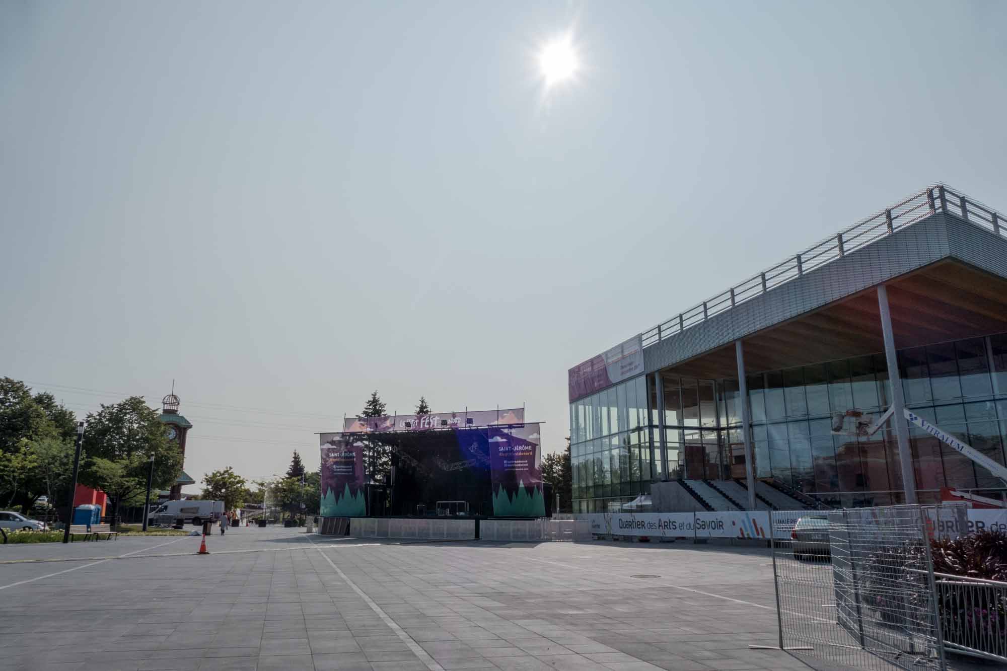 Bientôt, il y aura des spectacles devant le Théâtre Gilles Vigneault et dans le Théâtre Gilles Vigneault.
