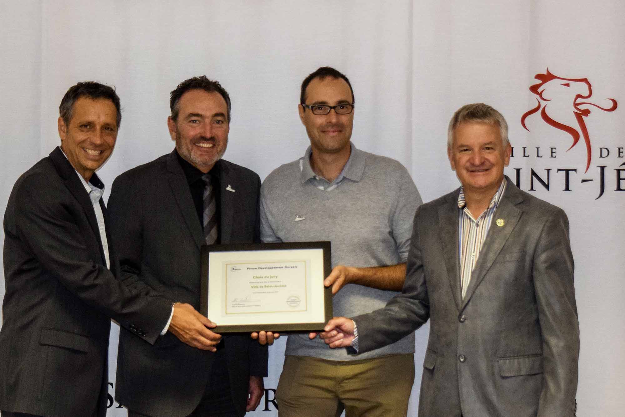 Le maire de Saint-Jérôme Stéphane Maher, avec le directeur général Yvan Patenaude, le chef de division au Service de l’urbanisme et du développement durable à la Ville de Saint-Jérôme, Aurélien Borie, et Gilles Robert, conseiller municipal et maire suppléant.