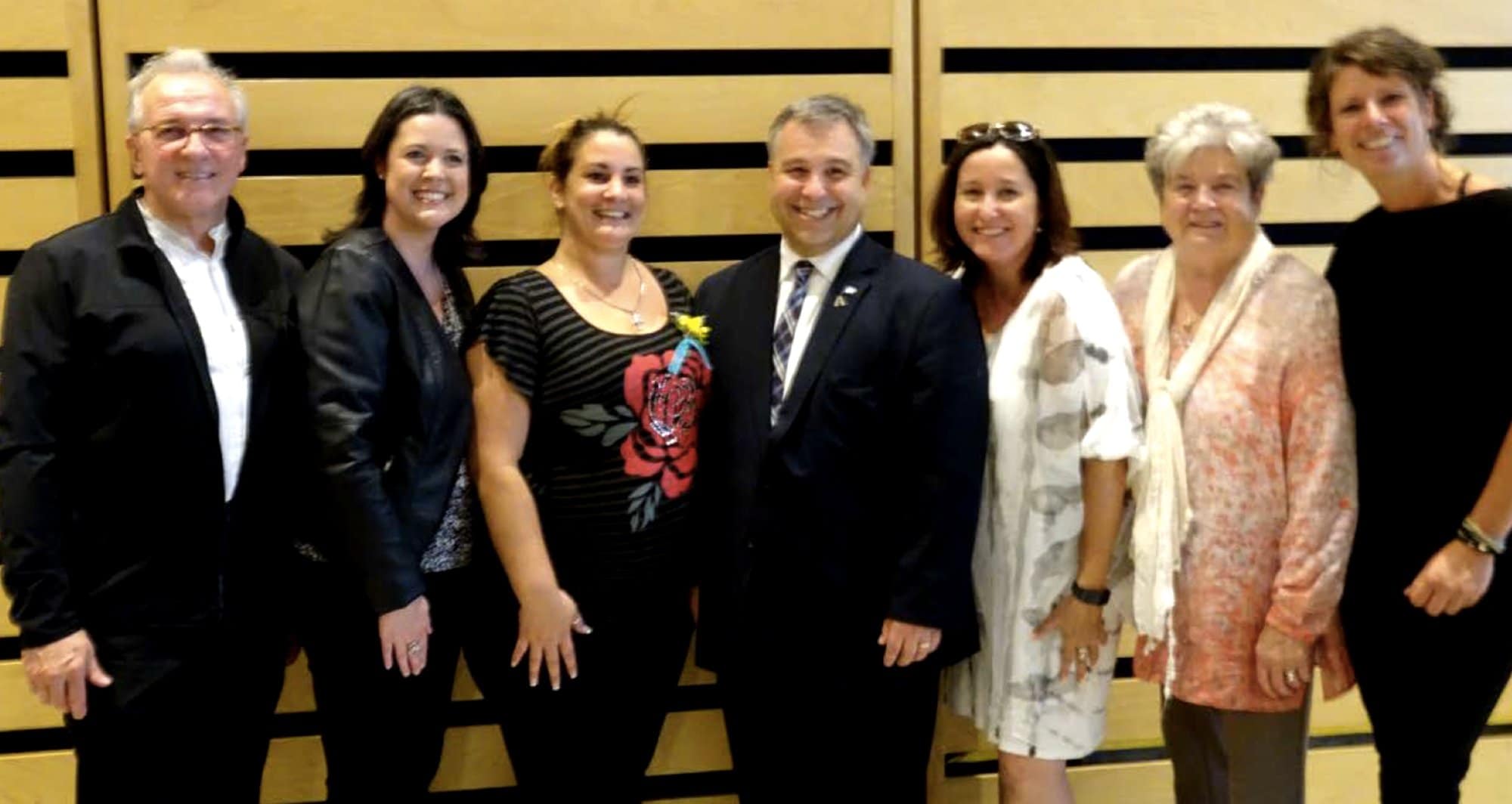 Bernard Dufourd, directeur général de la Commission scolaire des Laurentides(CSL), l'enseignante Nathalie Marcoux, Marie-Josée Lessard, le ministre de l’Éducation Sébastien Proulx, Janic Lépine, directrice du Centre de formation générale des Cimes, la présidente de la CSL Gisèle Godreau, et l'orthopédagogue Geneviève Cusson.