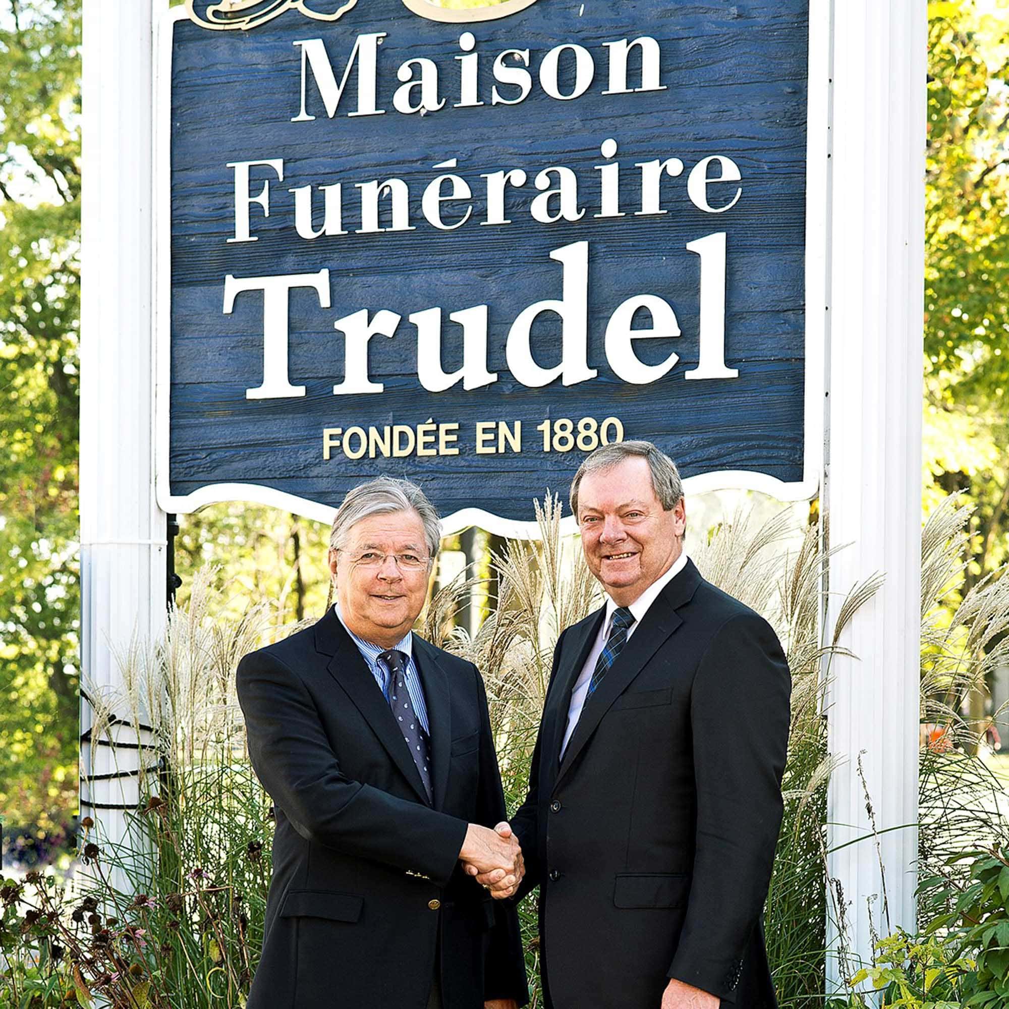 Michel Trudel, dont l’arrière-grand-père Joseph est à l’origine de l’entreprise funéraire jérômienne, et René Goyer, président des Résidences funéraire Goyer.
