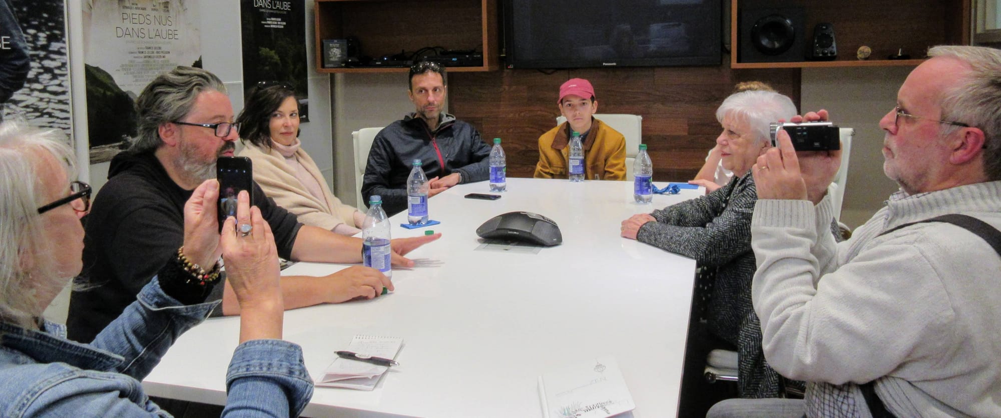 Le réalisateur Francis Leclerc en conférence de presse à Saint-Jérôme au sujet de son film Pieds nus dans l'aube accompagné du producteur et de quelques acteurs du film, le 22 octobre 2017.