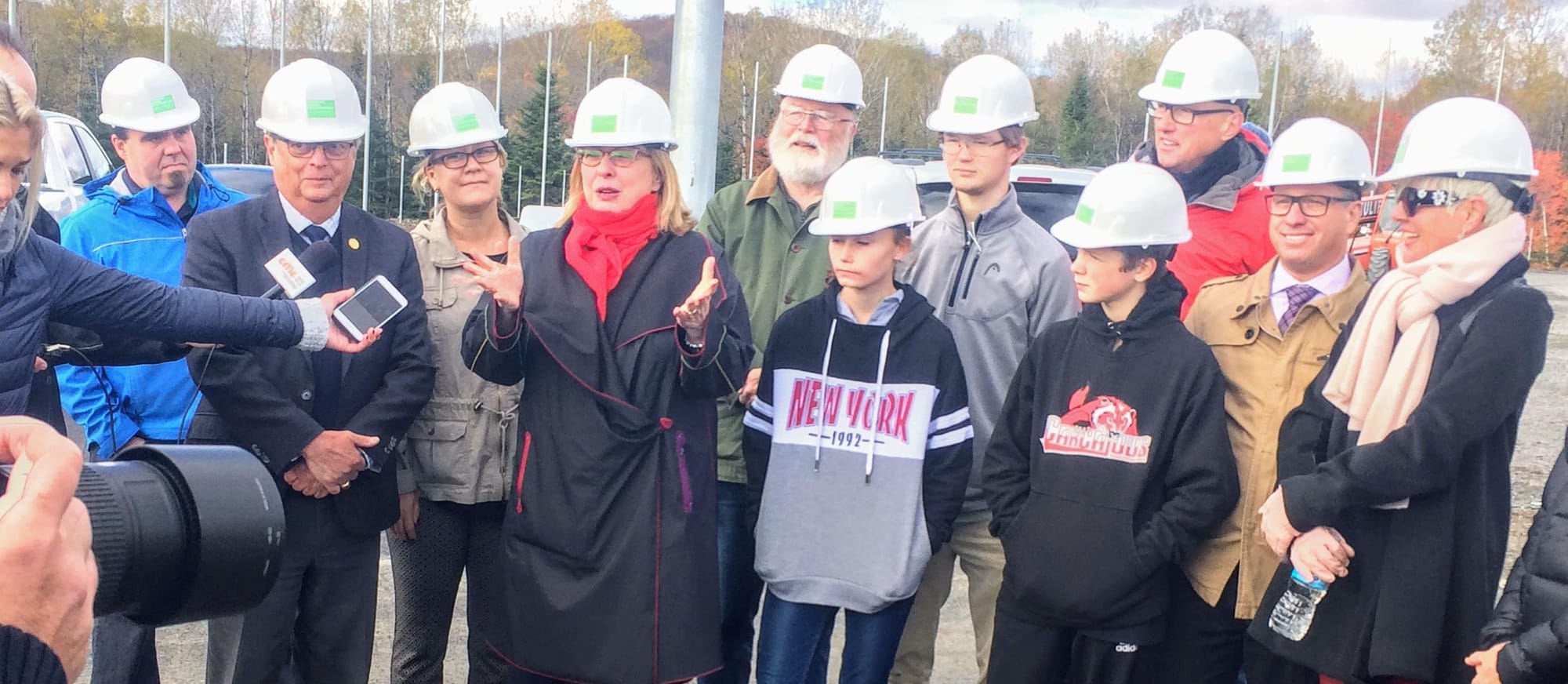 Trois étudiants de l'école accompagnaient le groupe d'élus et de direction: Angelina Massie, Vincent Bessette, Laurent Bernier. Ils étaient avec Benoit Langlois, directeur adjoint de l'École secondaire Augustin-Norbert-Morin, Claude Cousineau, député de Bertrand, Isabelle Nareau, directrice adjointe de l'École secondaire Augustin-Norbert-Morin, Christine St-Pierre, ministre des Relations internationales et de la Francophonie et ministre responsable de la région des Laurentides, Michael Averill, commissaire à la Commission scolaire des Laurentides, Jacques Nault, commissaire, Antoine Déry, directeur général adjoint de la Commission scolaire des Laurentides et Sylvie Laganière, vice-présidente de la Commission scolaire des Laurentides.