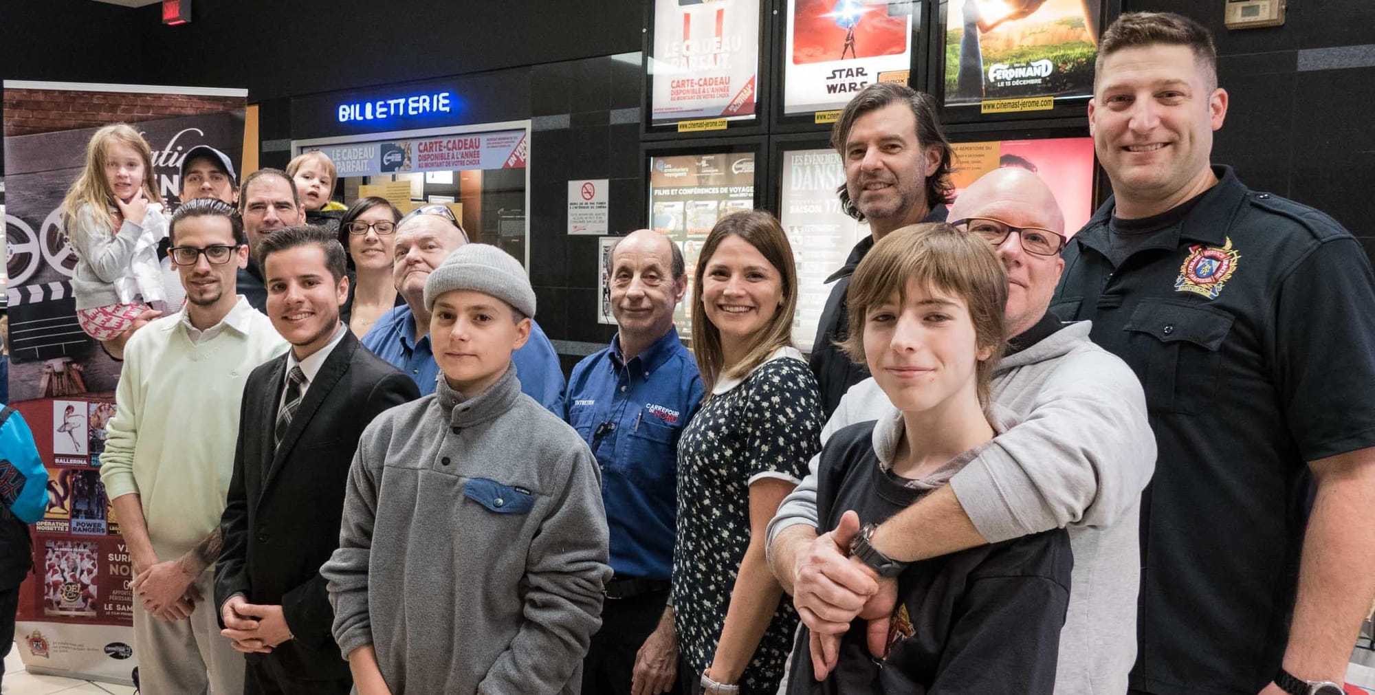 À l'arrière: Arnaud Lord et ses deux aides, Charlie-Rose et Jacob. Jonathan Tessier et Félix Duhamel du cinéma, Benoit Lamarche, la directrice marketing du Carrefour du Nord Geneviève Dupuis, Jean-Claude et Normand, aussi du Carrefour du Nord, Éméric, Joanie, Martin Lalonde, Robert Brunet et son fils Loïc ainsi que Mathieu Renaud. 