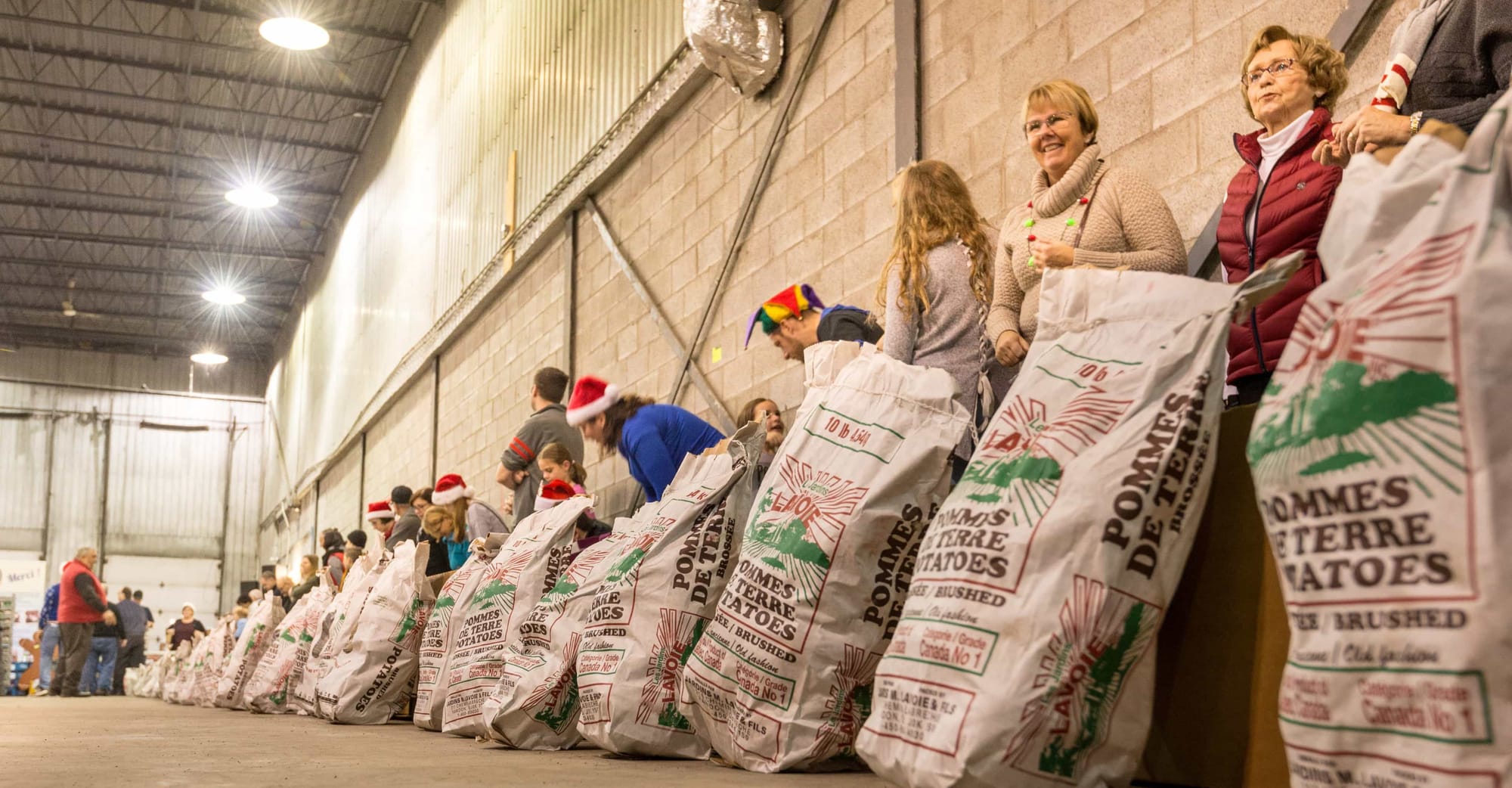 Les sacs varient en importance selon que les destinataires soient des personnes seules ou des familles de 3 ou 5-6 personnes.