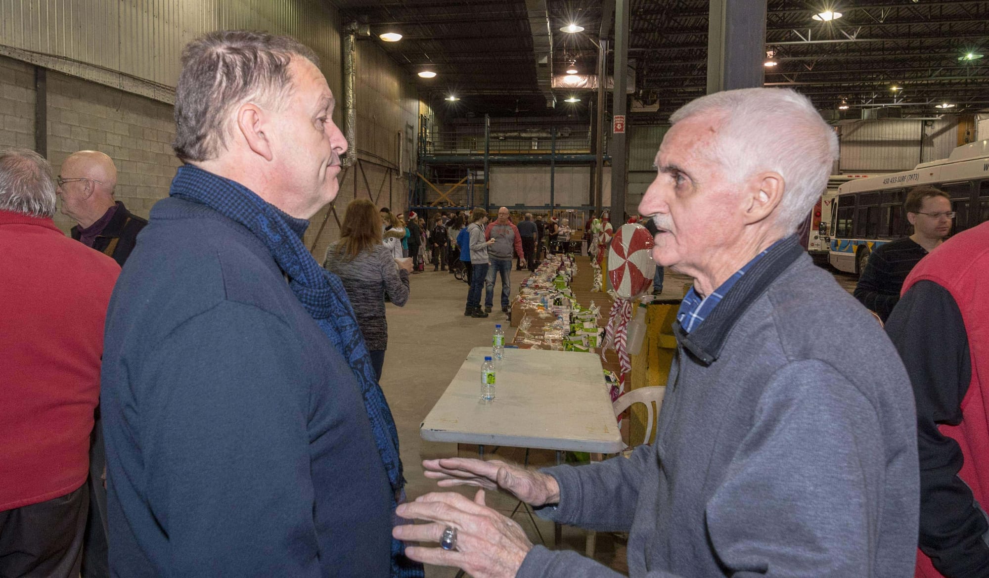 Le député Marc Bourcier en conversation avec André Binette.