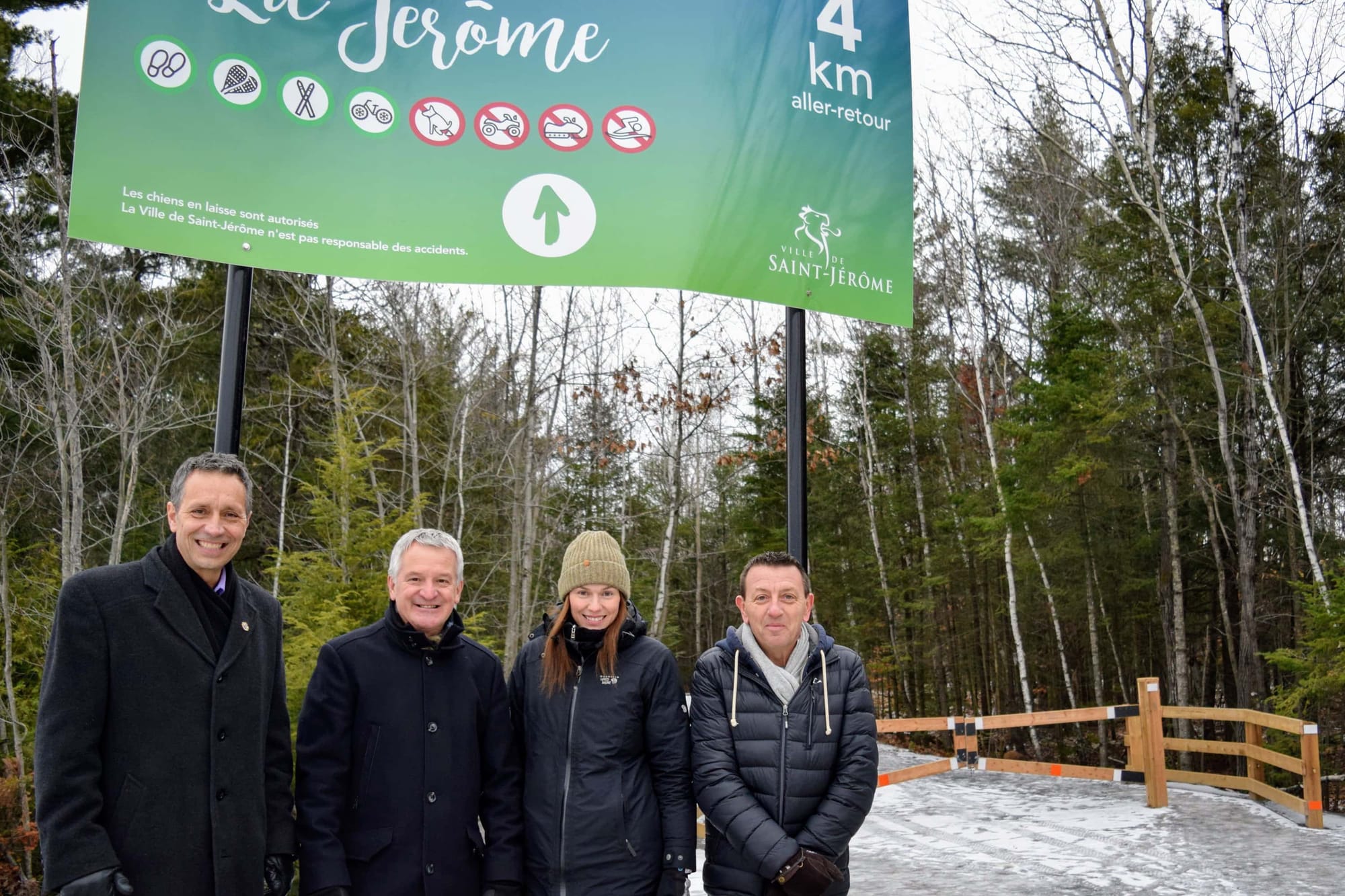 Stéphane Maher, maire de Saint-Jérôme, Gilles Robert, maire suppléant et président de la Commission mandataire aux organismes sportifs et aux saines habitudes de vie, Mylène Laframboise, présidente de la Commission mandataire à l’environnement et au développement durable, et Érik Bak, conseiller municipal du district 4, secteur Saint-Jérôme.