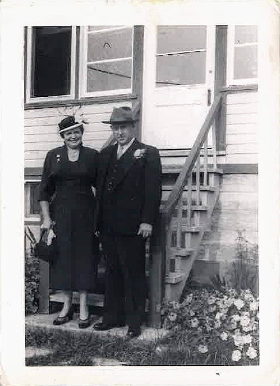 Willie et Alma Laroche devant leur chalet du lac des Quatorze-Îles.