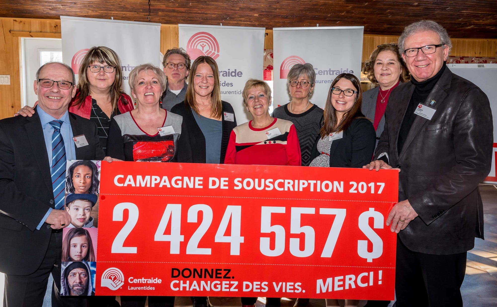 Lors du dévoilement, le président du conseil d'administration de Centraide Laurentides Serge Paquette en compagnie de Caroline Blache et Marie-Ève Tanguay, membres du conseil, Henri Prevost, Christine Vachon et Yvonne St-Onge, membres du cabinet de campagne, ainsi que Liette Allaire, Marie-France Phisel et Suzanne Piché, de l'équipe des permanents de Centraide, et le président de la campagne et maire de Saint-Sauveur Jacques Gariépy.