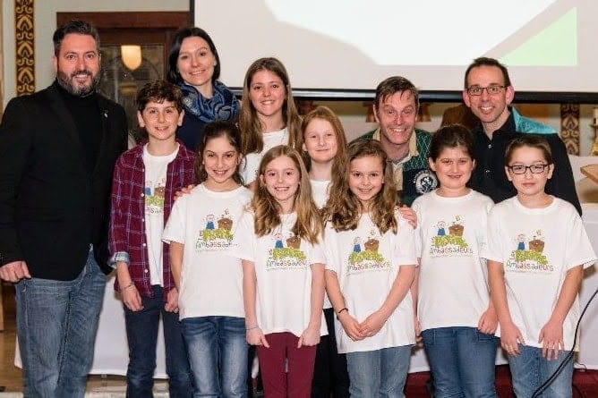 Le maire de Saint-Hippolyte Bruno Laroche, la directrice de l’environnement Geneviève Simard, et les conseillers municipaux Patrice Goyer et Bruno Allard en compagnie de la brigade des huit Petits ambassadeurs des matières organiques.