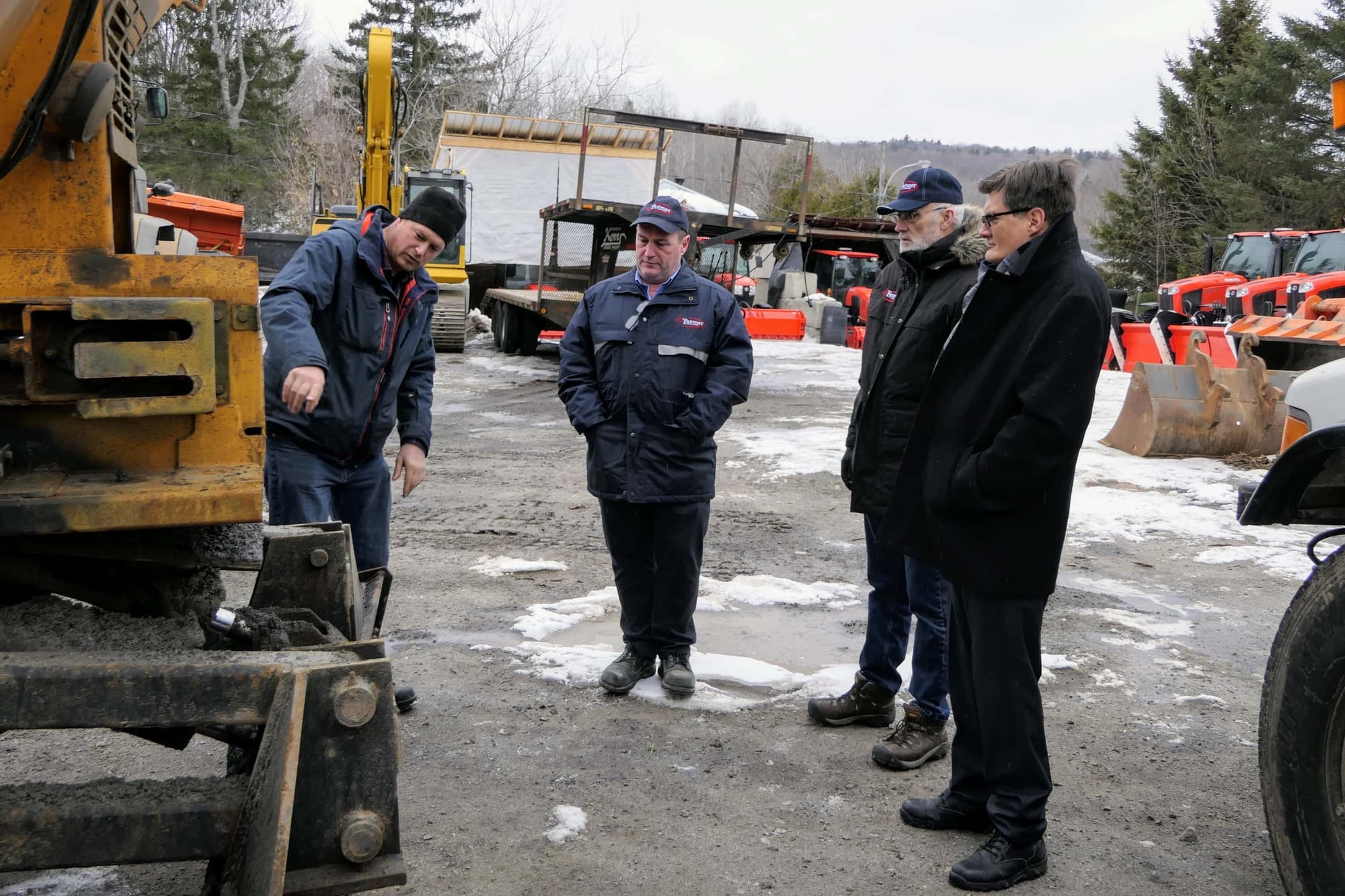 Avec Mathieu Lake, le contremaître du Service des travaux publics Sylvain Forgues, le directeur des travaux publics Gaston Courtemanche, et le maire Paul Germain.