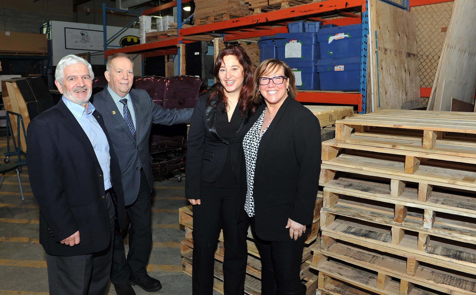 Les meubles de la bibliothèque seront entre autres contstruits avec du bois de palettes. Marcel Lauzon et Jean-Pierre Joubert sont accompagnées de Cathy Coulombe-Ferreira et Annie Laliberté, enseignantes à l'École secondaire des-Studios.