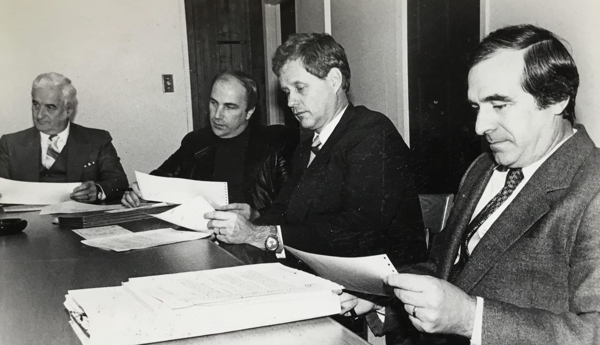 Au début des années 1980, on reconnaît au centre le directeur général de la Commission scolaire Saint-Jérôme, Yvon Robert, entouré du commissaire Ronald Piché, du président du conseil scolaire Raymond Cyr, et du directeur général adjoint Marcel Gibeault.