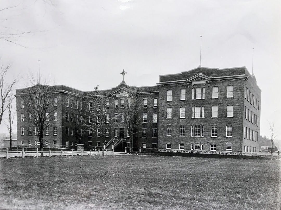 Le Collège des Frères des écoles chrétiennes, détruit par un incendie en 1962. L'édifice se trouvait sur la rue Laviolette, lieu de l'actuel Palais de justice de Saint-Jérôme. photo SHRN