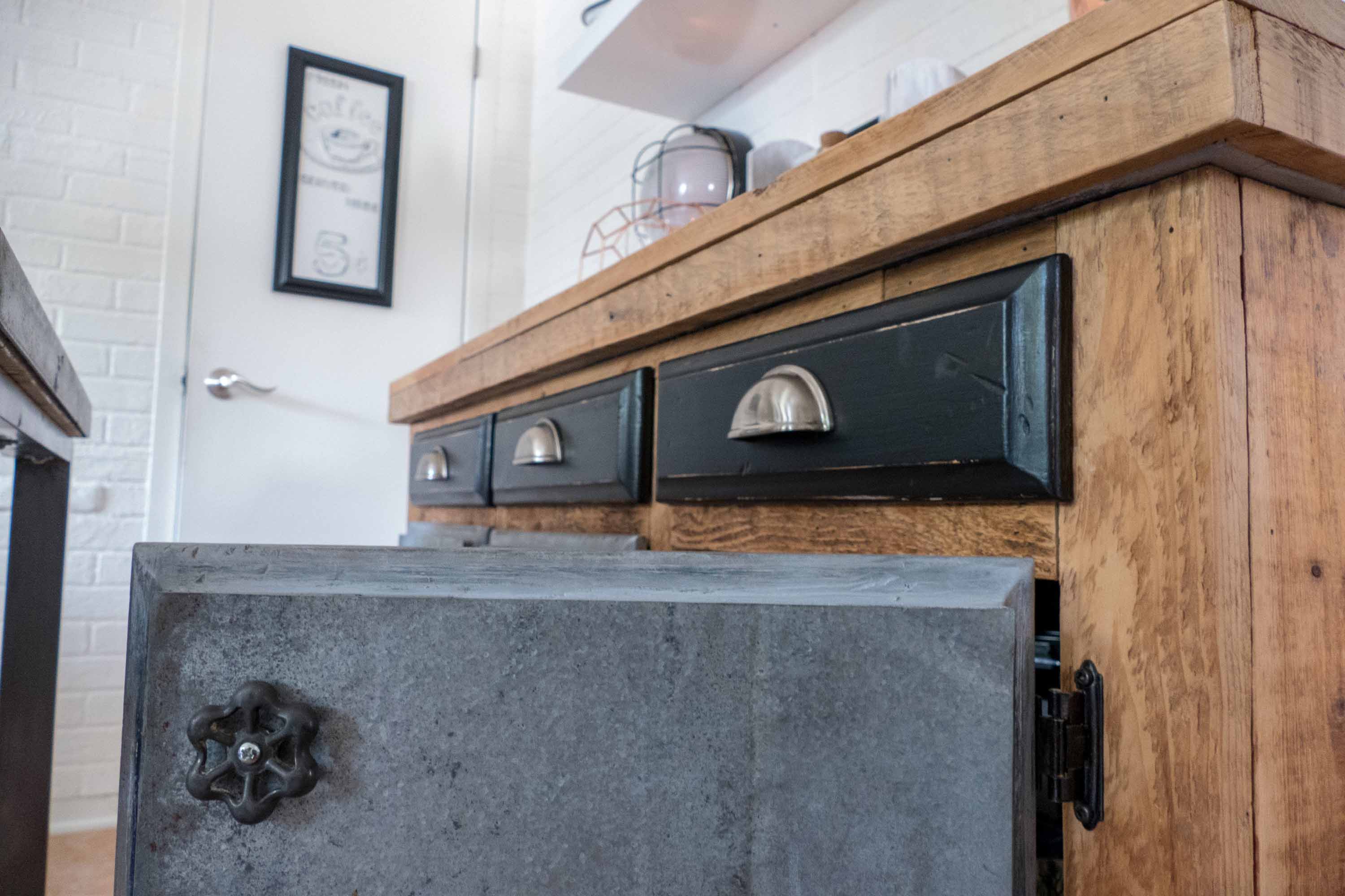 Des poignées qui servaient à ouvrir un robinet devenues des poignées de porte pour ce buffet.