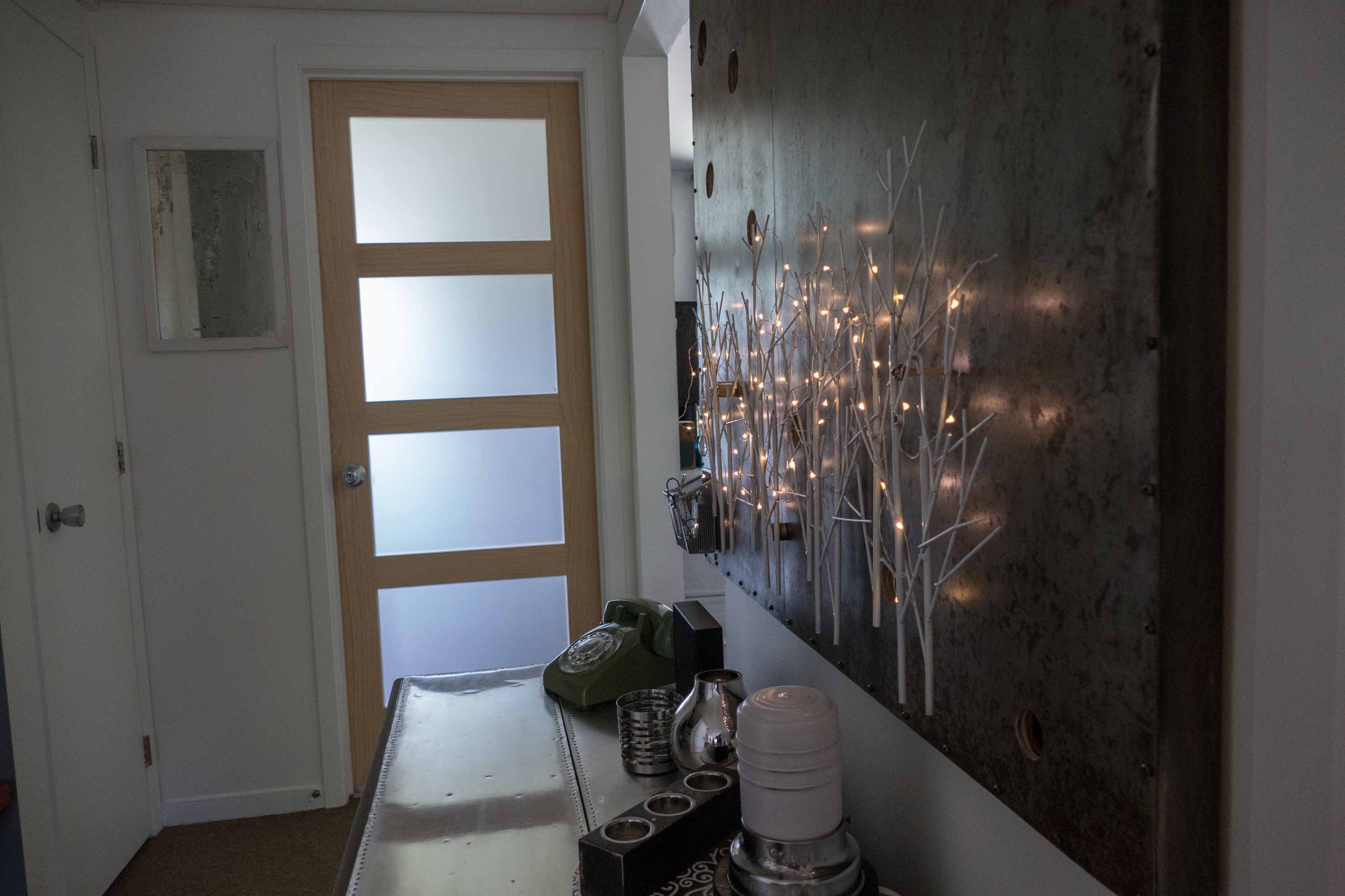 Presque tout ce qu'on voit dans cette image, même la porte vitrée qui était neuve. Sur le mur, une table d'acier qui est devenue un décor. Sur la table, un téléphone d'un autre temps qui sonne aussi fort qu'on peut l'imaginer.