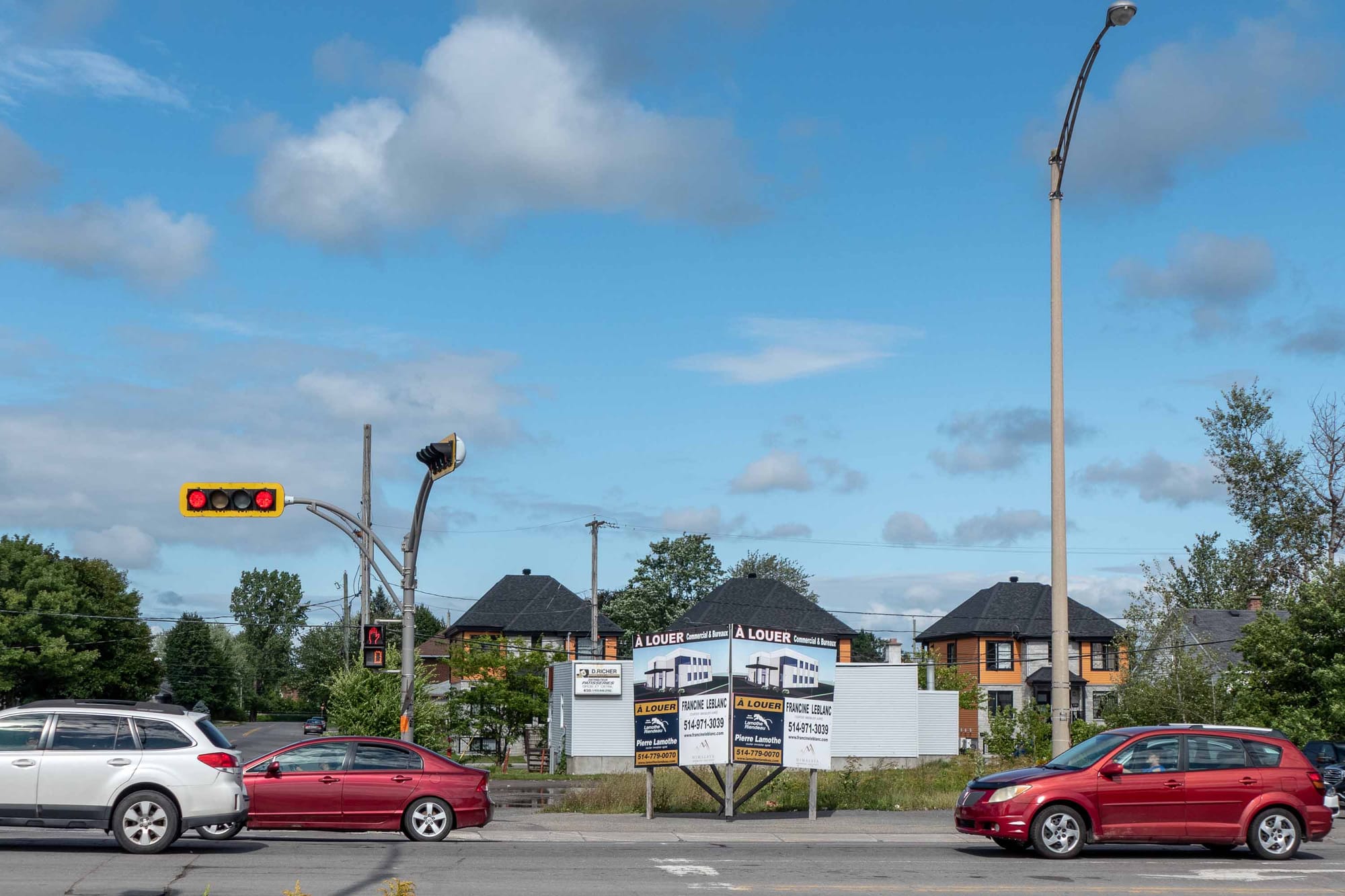 Certaines affiches s'installent dans le paysage  au point qu'on ne les remarque presque plus...