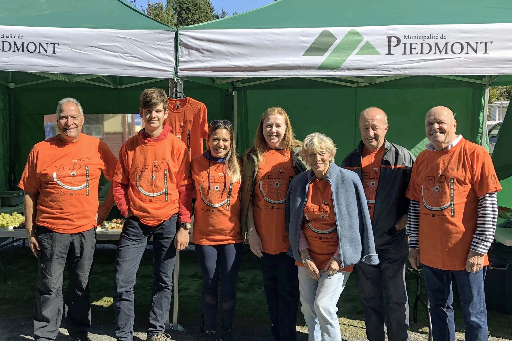 À l'arrêt de Piedmont, il y avait des fruits frais et du sourire, donnés par les bénévoles Roger Battiston, Etienne, Mary-Pier Guilbault, les conseillères municipales de Piedmont Diane Jeannotte et Claudette Laflamme et leurs collègues Claude Brunet et Pierre Salois.