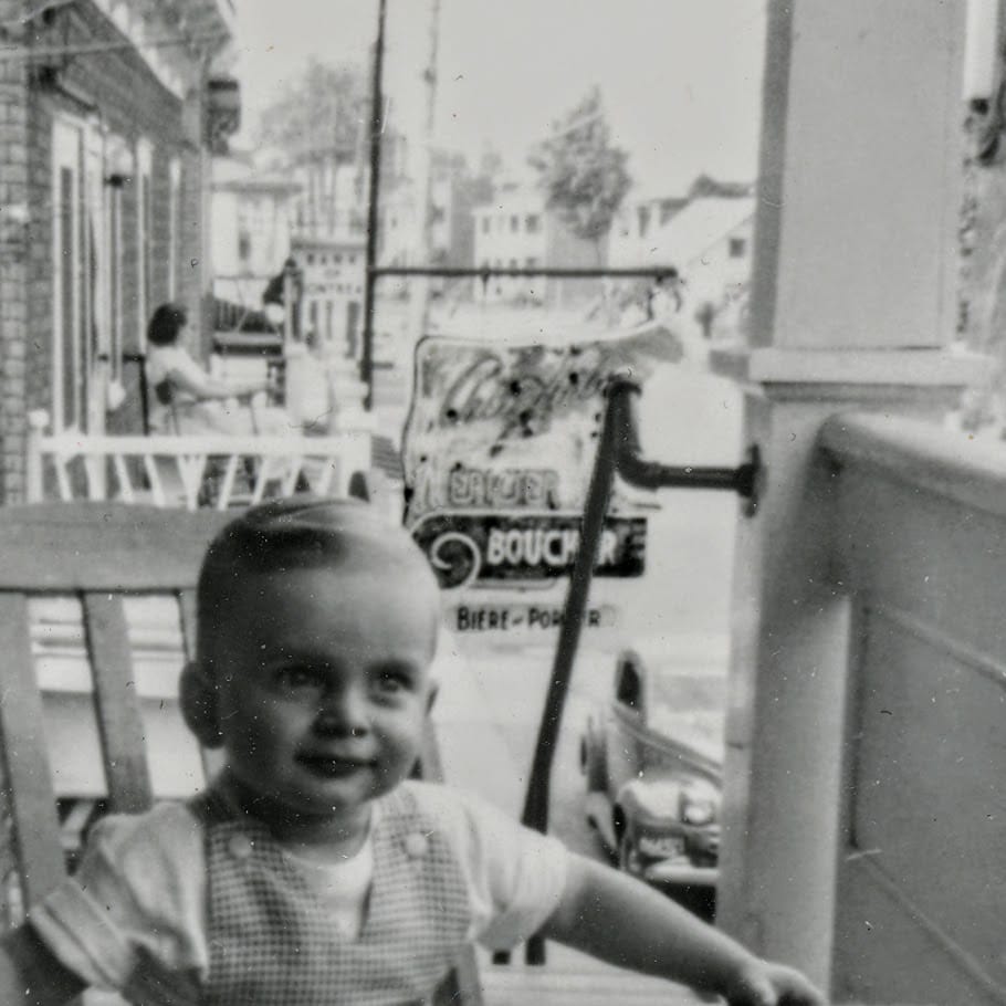 Derrière l'enfant, l'affiche en forme de vache de l'épicerie au-dessus de laquelle habitait Mme Dupont.