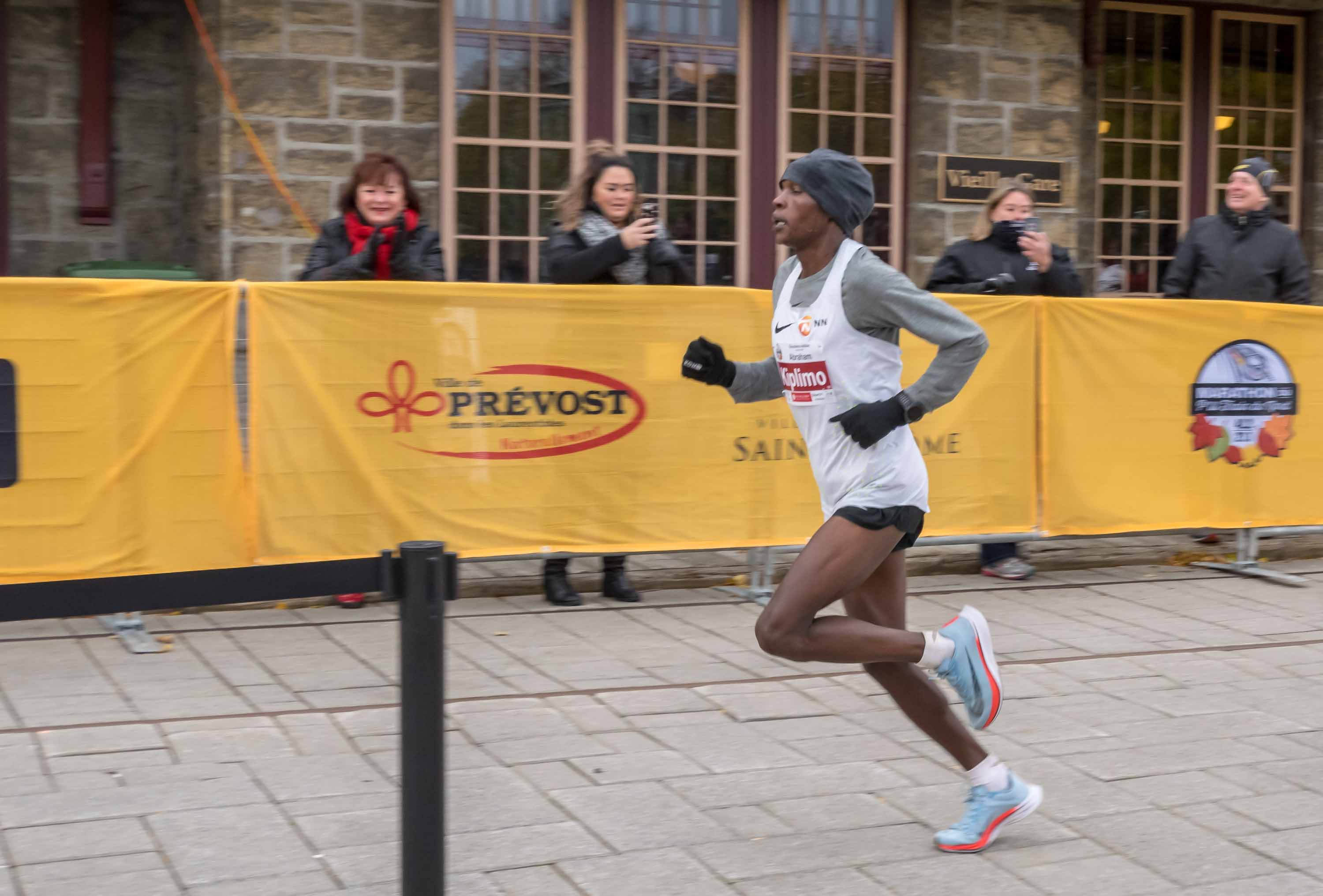 Abraham Kiplimo a réussi le meilleur temps au marathon, franchissant la distance de 42 kilomètres en 2h14m19s.
