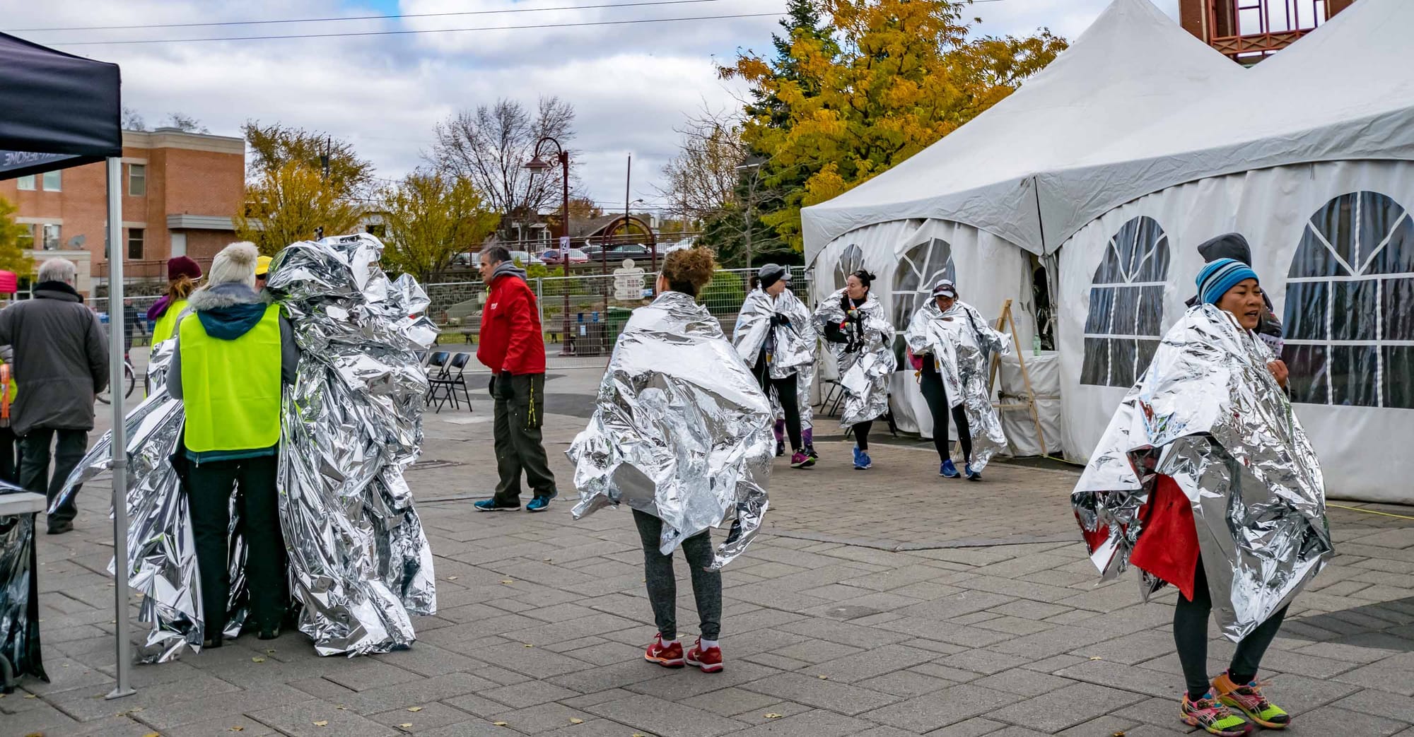 Avec une températire ambiante de 3 degrés Celsius, les couvertures isolantes étaient très appréciées des coureurs à l'arrivée.