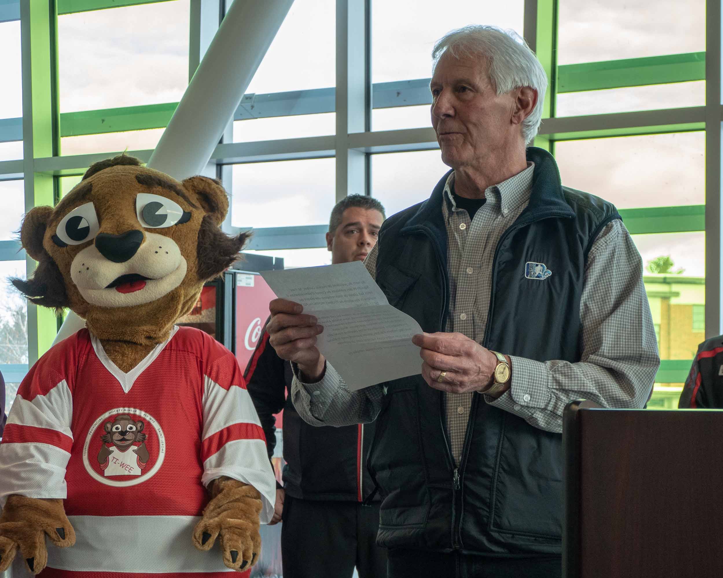 Fernand Meloche, représentant de Hockey Québec, était présent pour remettre une plaque de reconnaissance aux organisateurs du tournoi afin de souligner quatre décennies de participation.