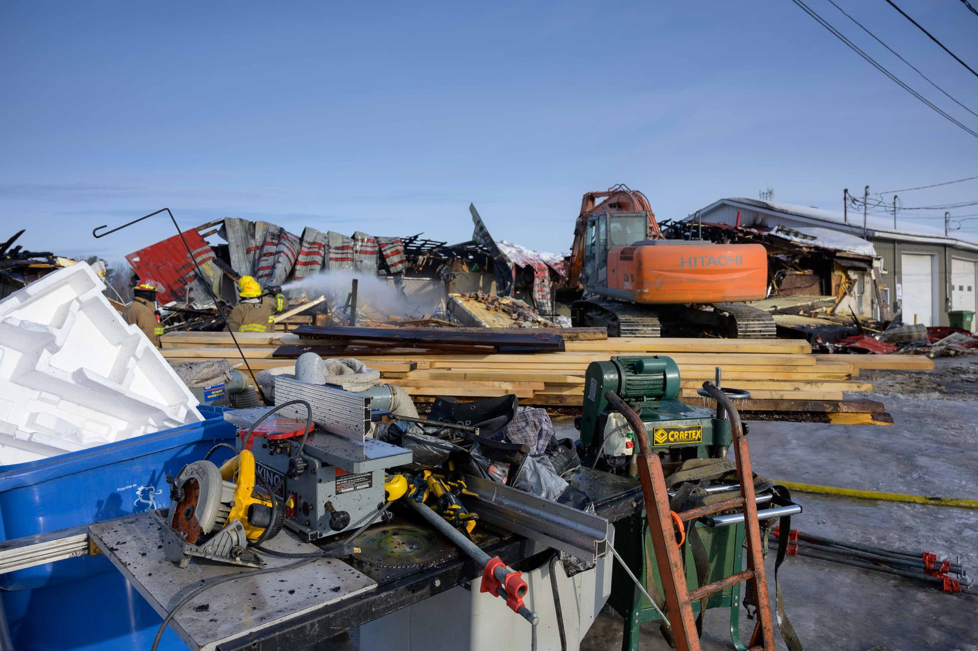 Les pompiers ont réussi à extraire une bonne partie des équipements d'ébénisterie de l'occupant de l'édifice ainsi qu'une certaine quantité de bois.
