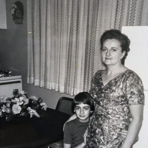 La mère de Monik, Yvette.