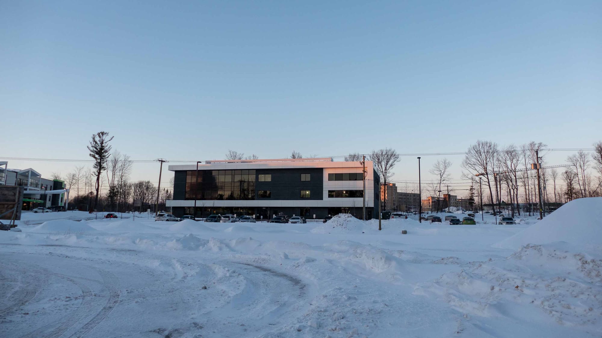 L'édifice qui devait originalement abriter un centre d'imagerie médicale, un projet suspendu pour l'instant.