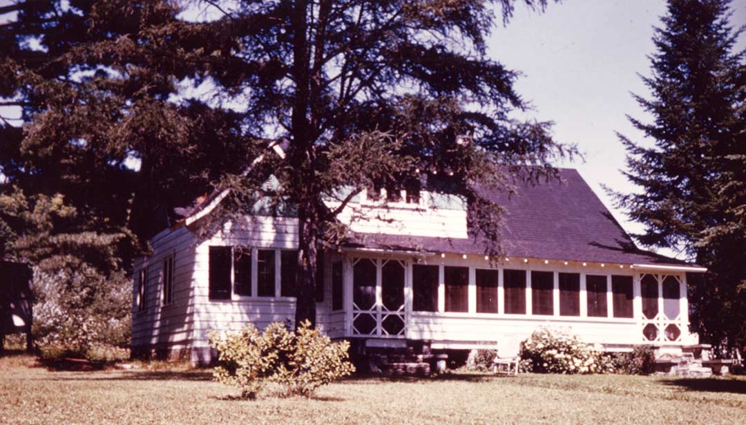 Le chalet des Léonard à Saint-Hippolyte au lac Achigan.