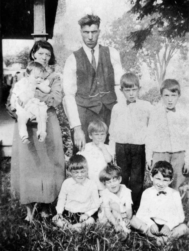 La famille de Mme Lebeau vers 1942 à Saint-Janvier. Yvette est dans les bras de sa mère, Rollande Desroches.
