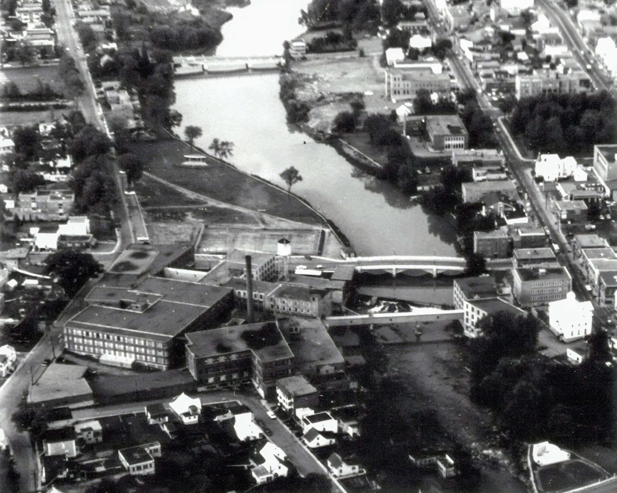 Vue aérienne de Regent Knitting Mills, installé au bord de la rivière du Nord, sur la rue Castonguay.