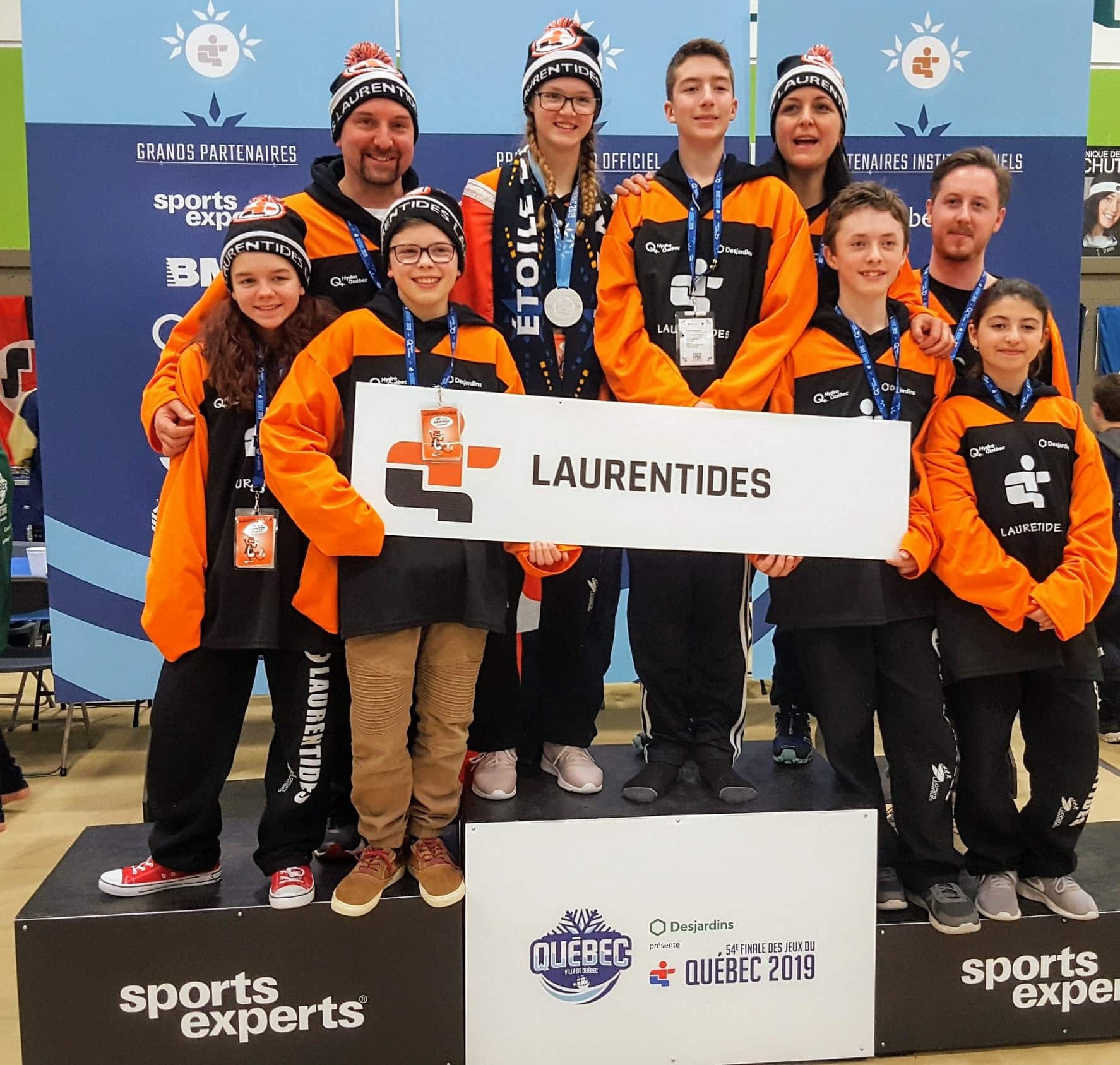 L'équipe de taekwondo des Laurentides autour de la médaillée Jolianne Caisse-Peltier et l'entraîneur François Chassay. 