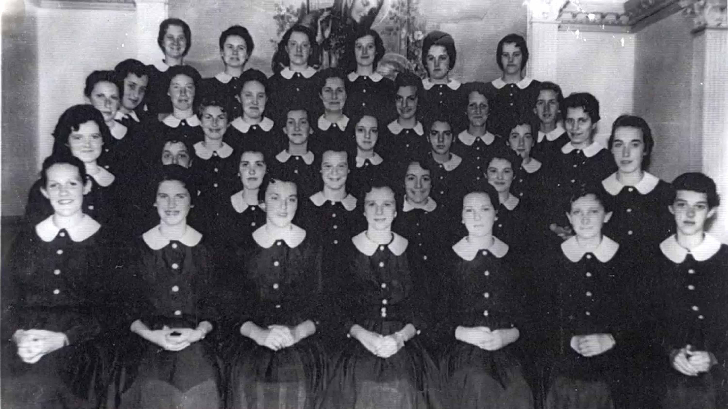 Un groupe d'écolières de l'époque