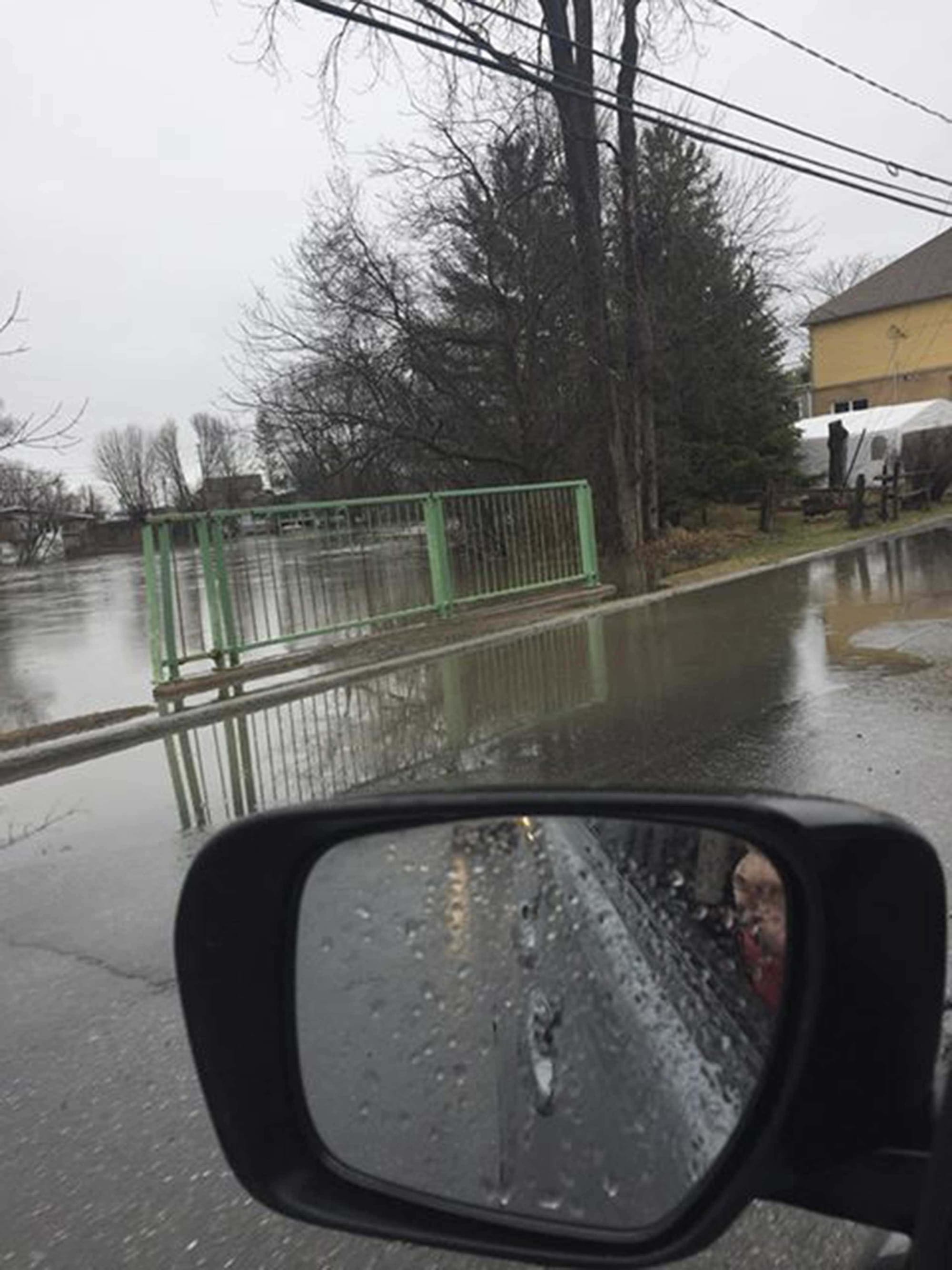 Photo de la rivière du Nord qui s'approche de la rue Laviolette, au bout du boulevard La Salette. Photo Simon Therien