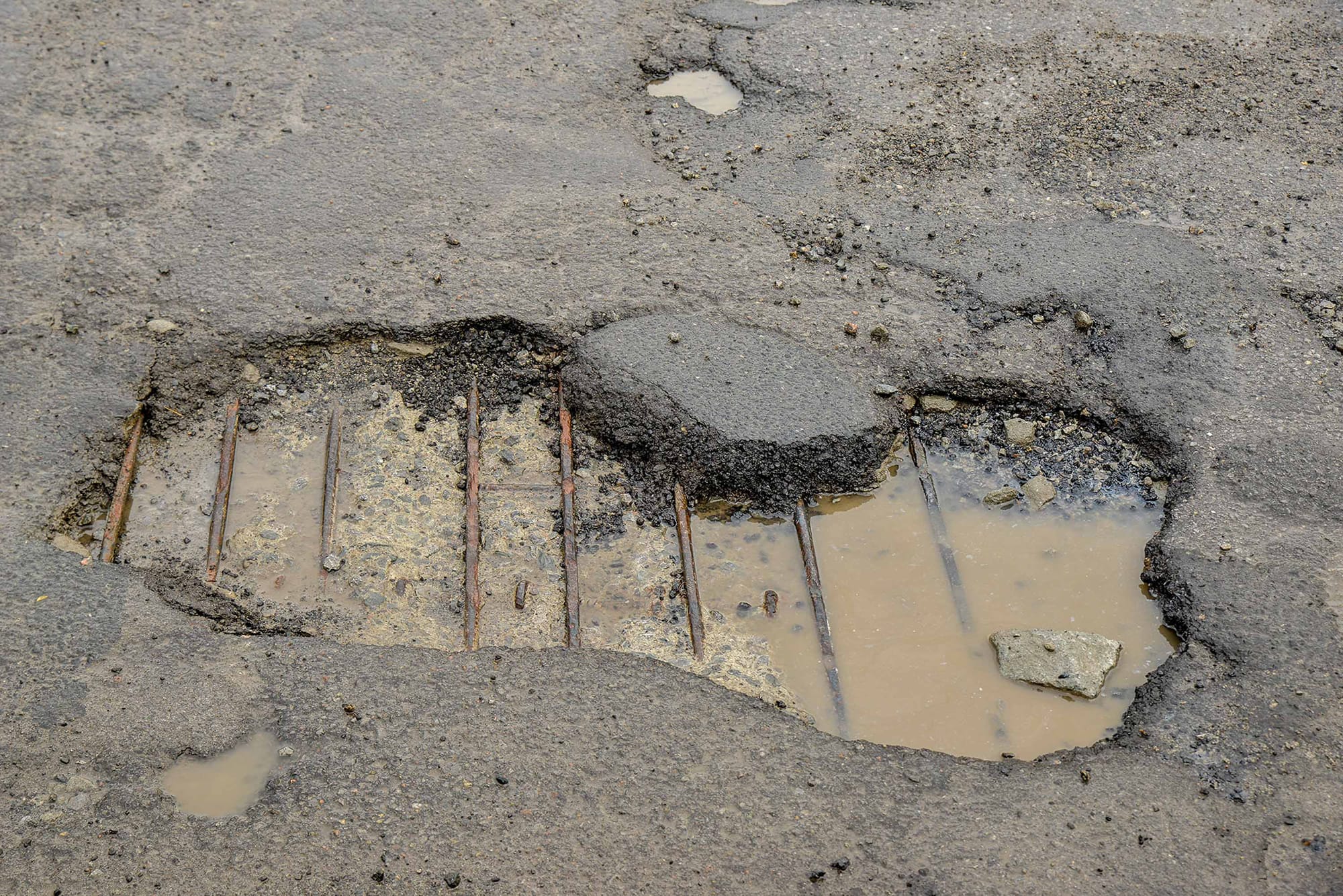 Le pavage du pont Lapointe est tellement détérioré qu'on aperçoit par endroits l'acier d'armature de la structure du tablier. Photo par Robert Lapointe, homonyme du pont