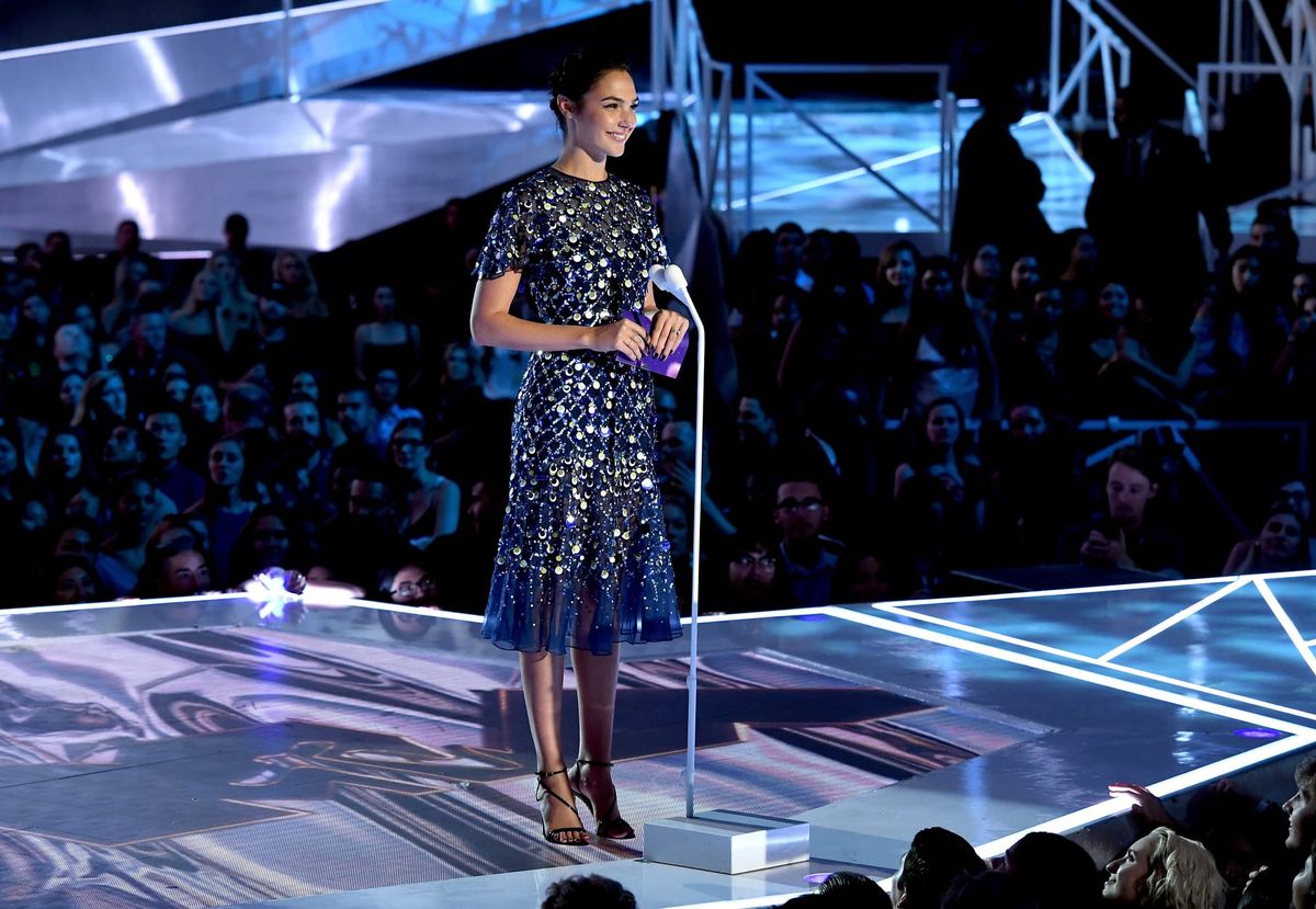 Gal Gadot Sneaks In at the End of the VMAs in Prabal