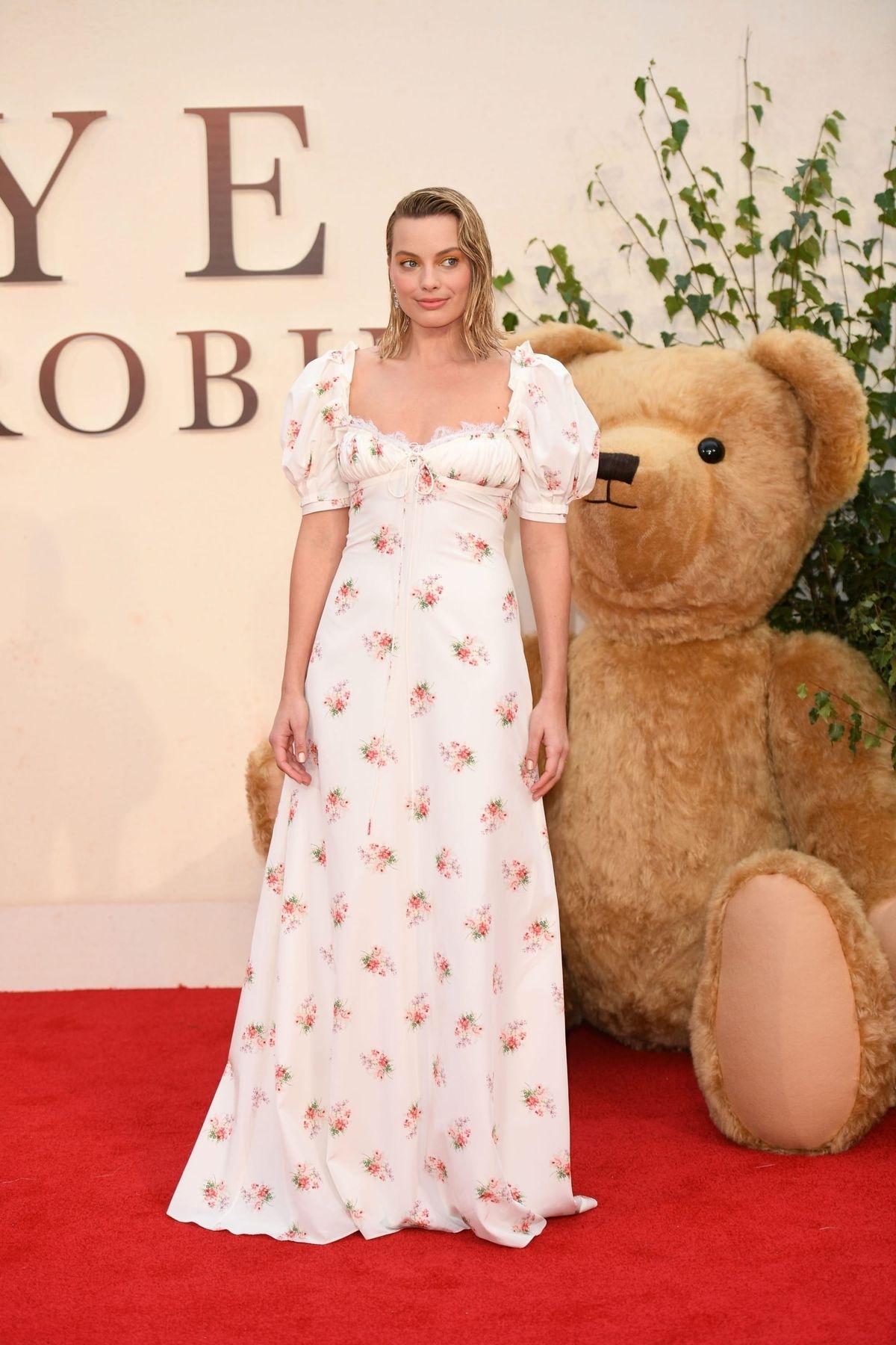 Margot Robbie's Styling Here Is Really Vexing Me. I Am Vexed.