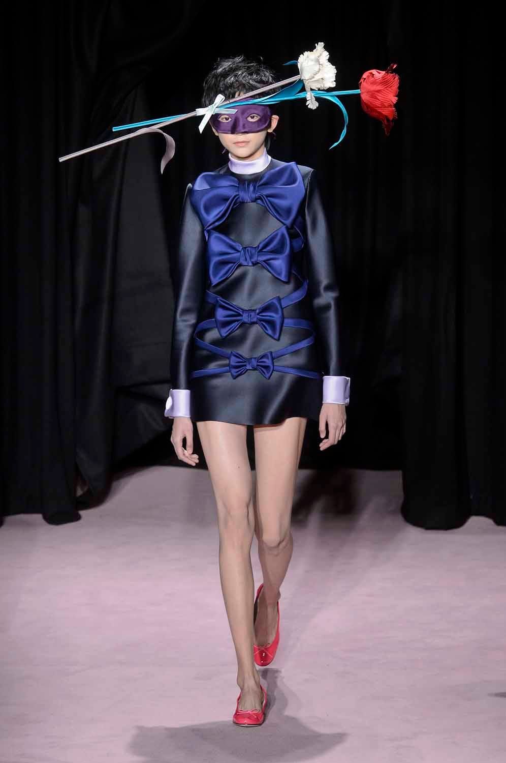 Viktor & Rolf Put Its Models in Flower Masks and Head-Plants
