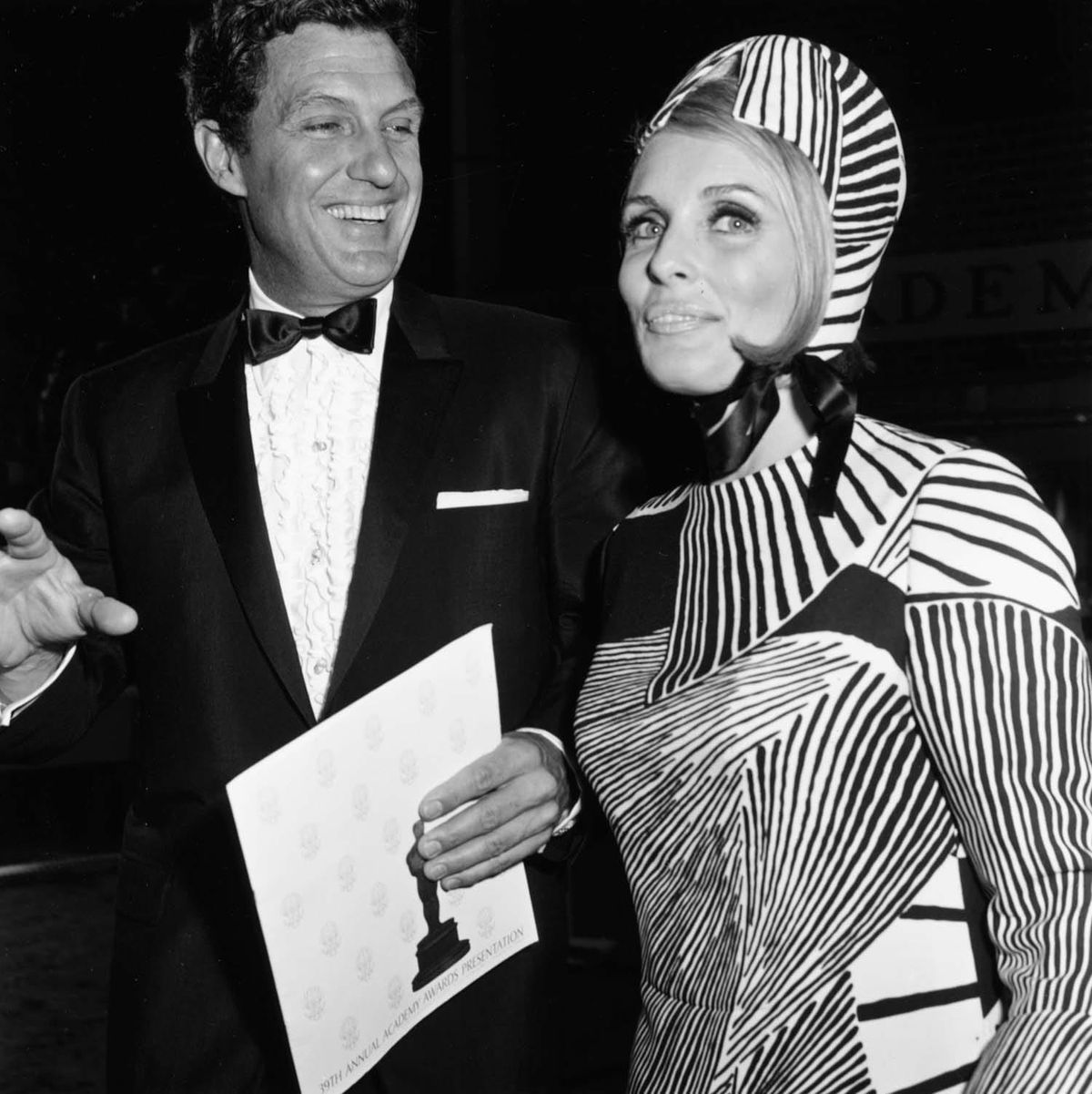 I Cannot Solve The Mystery of this Oscars Outfit
