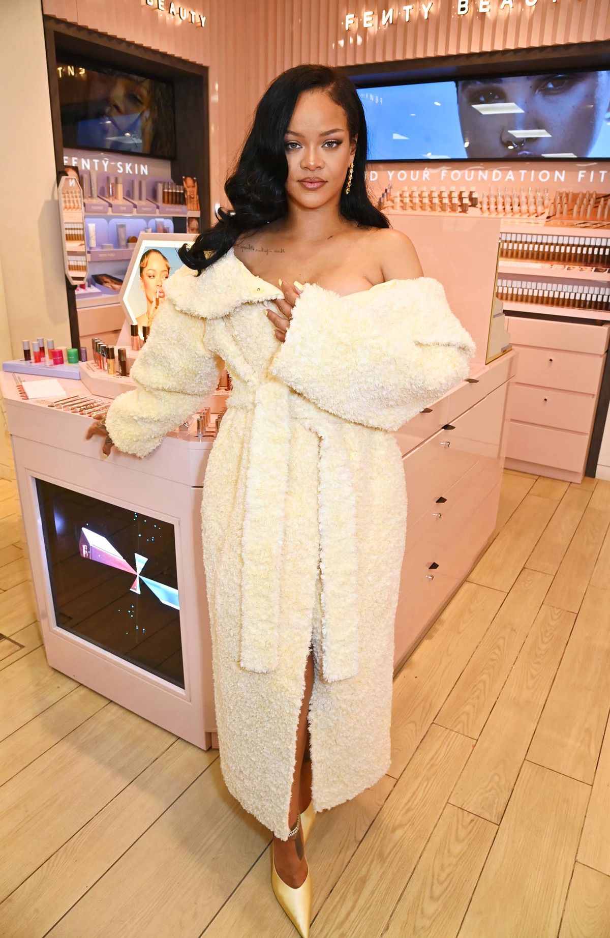 Rihanna REALLY Likes Having to Hold Up Her Clothes Right Now