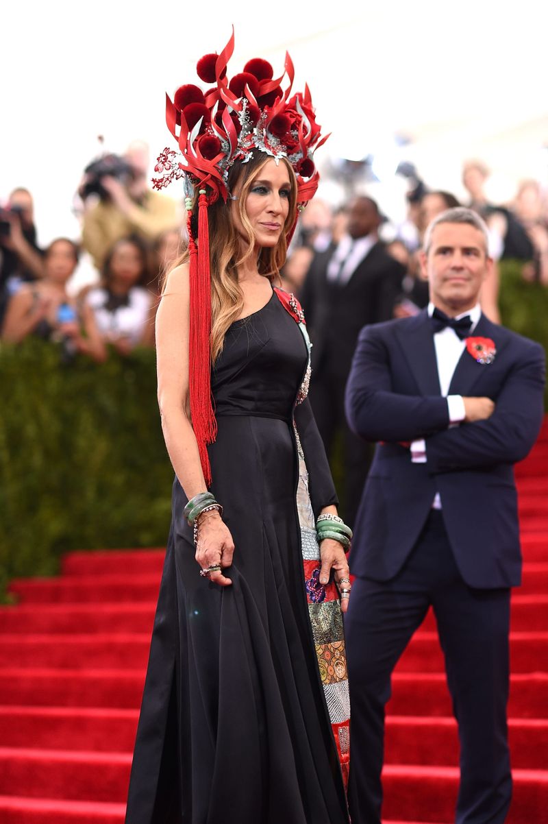 Met Gala Fug Carpet: Sarah Jessica Parker in SJP/H&M and Philip Treacy