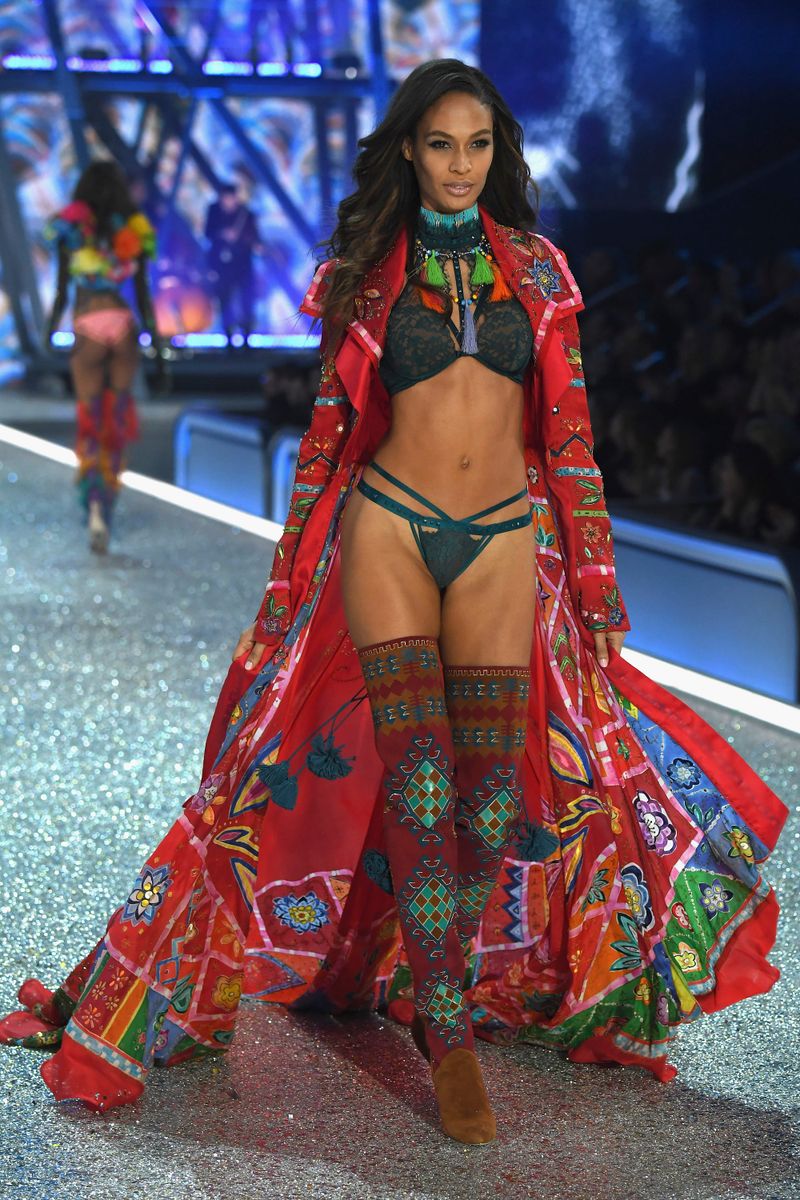 Victoria's Secret Fashion Show in Paris, 2016