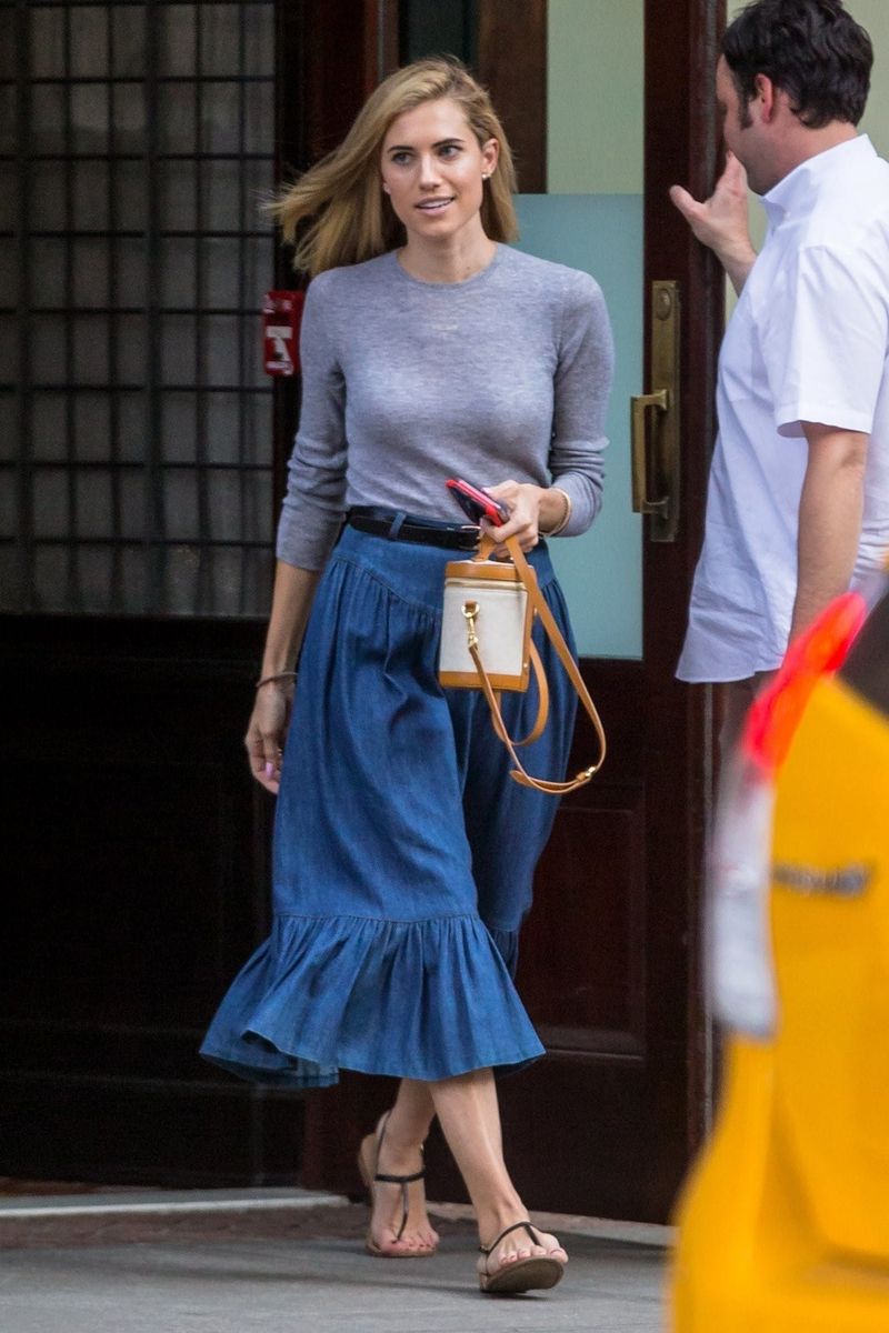 Allison Williams Has Been Looking V. Cute This Summer