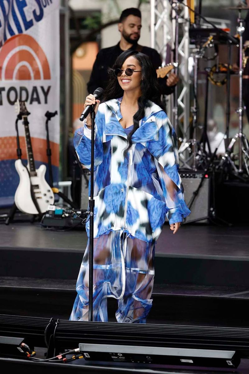Has H.E.R. Opted For... Tear-Away Clothes?