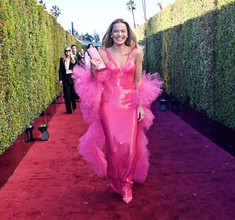 Margot Robbie Looked PERFECT in Pink at the 2024 Golden Globes